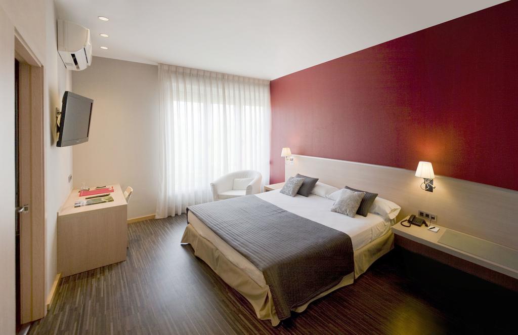 Double or Twin Room with Hot Tub or Sauna