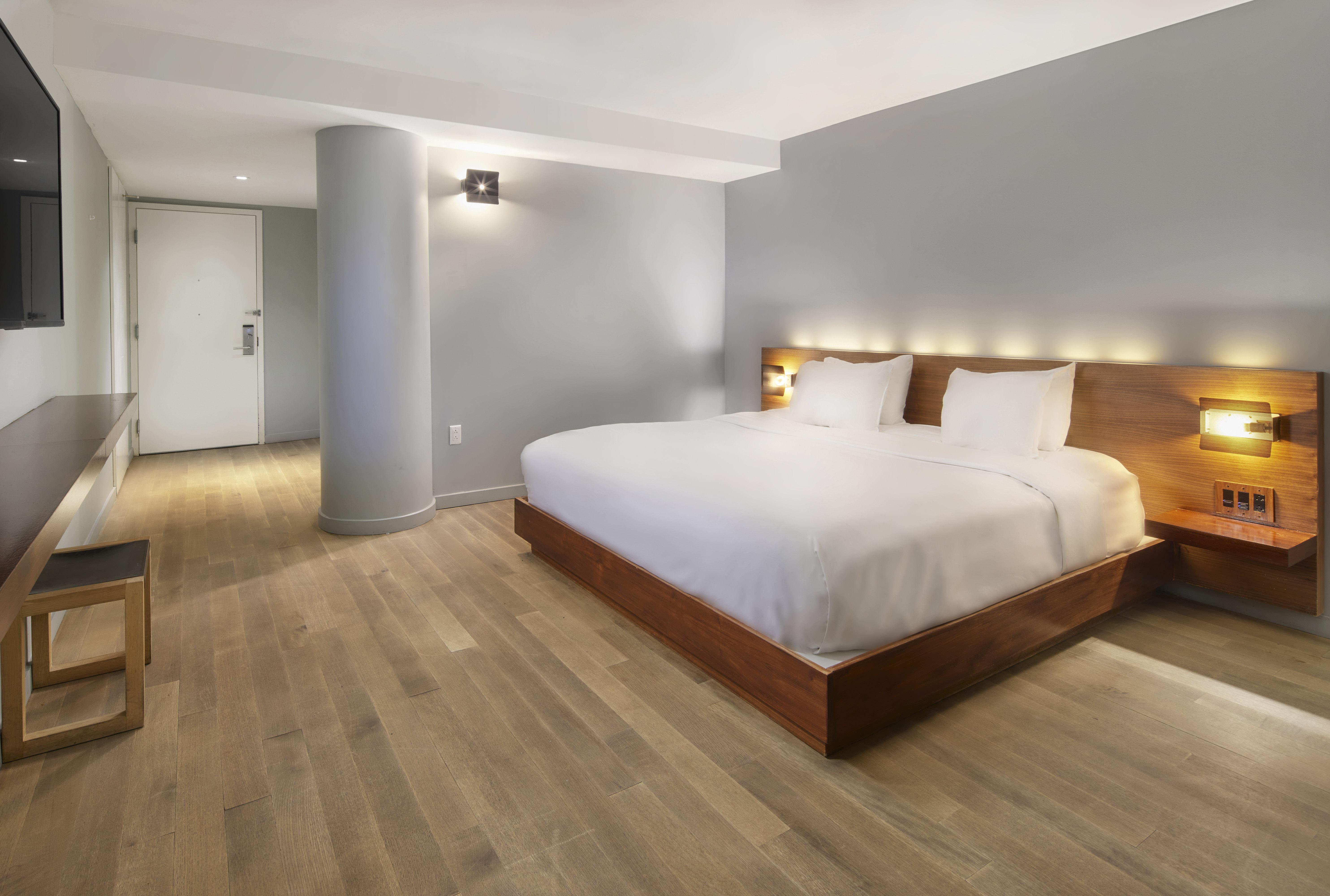 Habitación con cama extragrande.