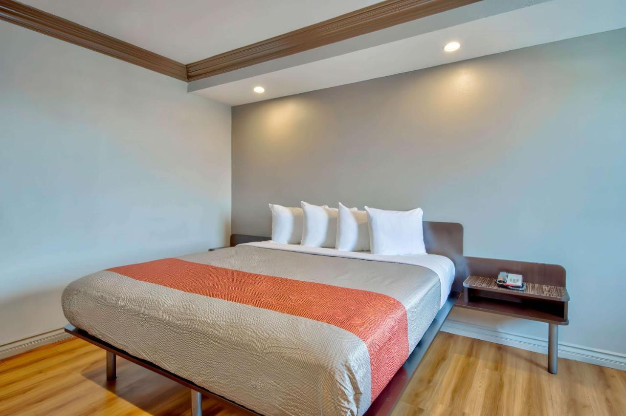 King Room with Roll-in Shower - Disability Access - Non-Smoking