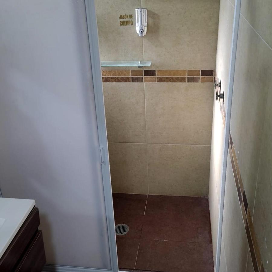 Habitación Triple Básica con baño compartido
