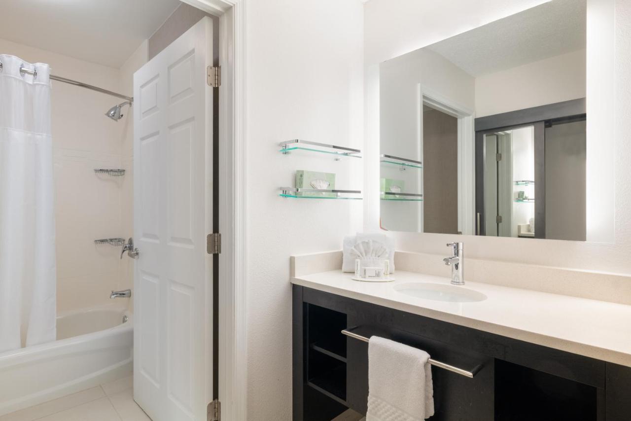 One-Bedroom Queen Suite with Sofa Bed and Adapted Tub - Mobility Accessible