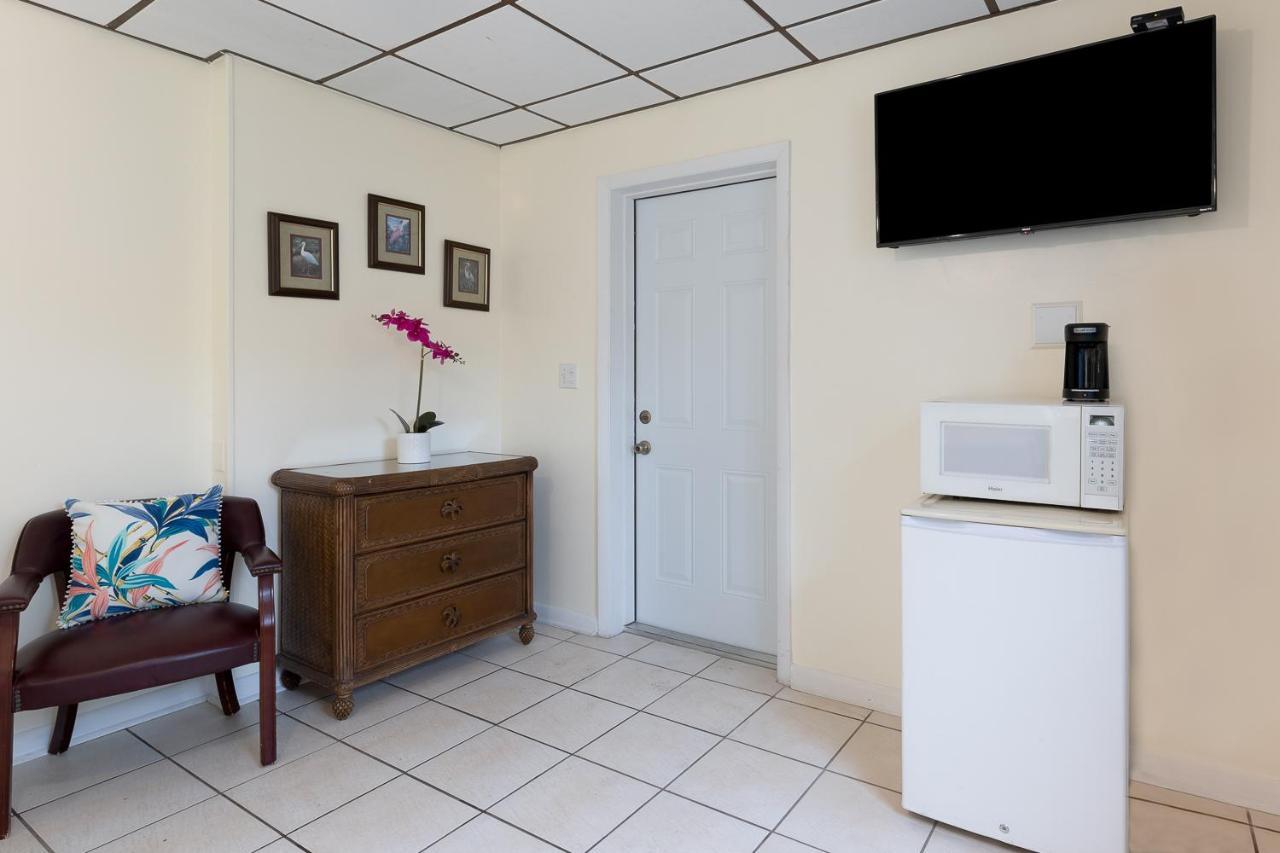 Chambre Lit Queen-Size - Vue sur Piscine
