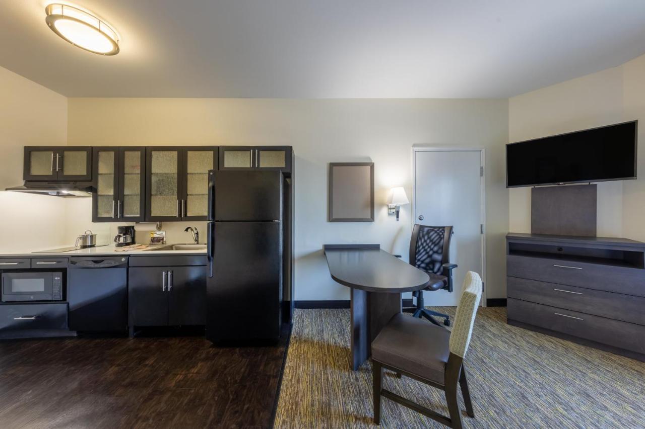 One-Bedroom Queen Suite Disability Access or Non-Smoking