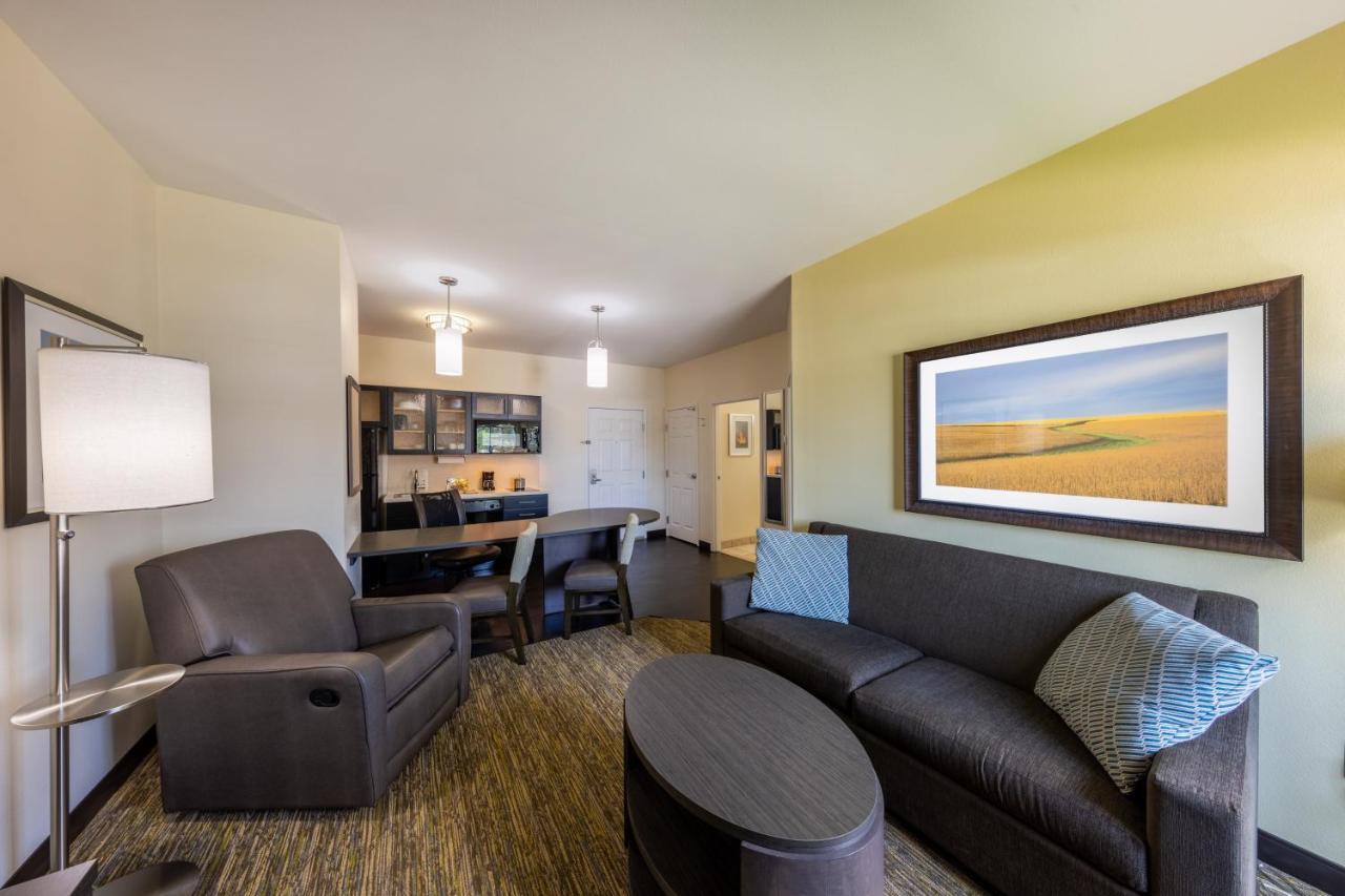 One-Bedroom Queen Suite Disability Access or Non-Smoking
