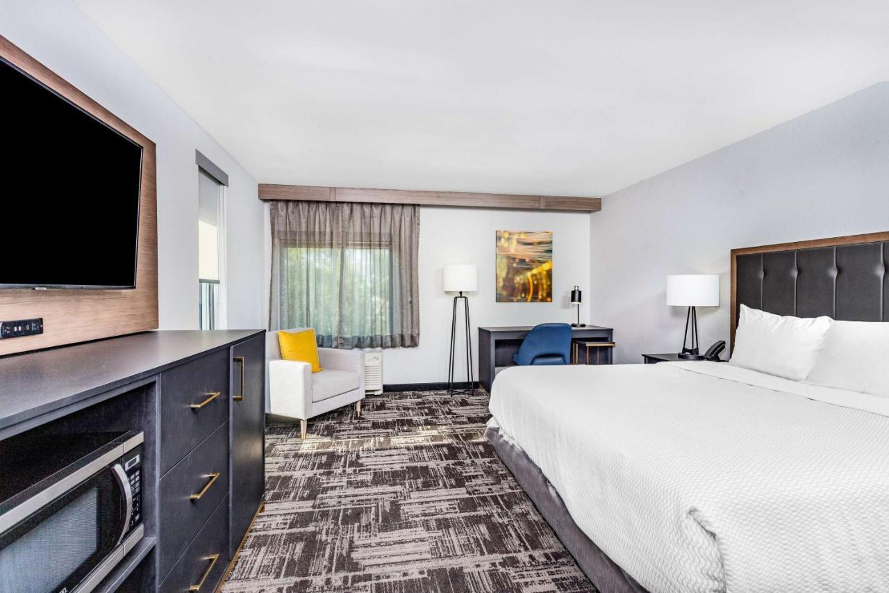 1 King Bed, Mobility Accessible Room, Bathtub w/Grab Bars, Non-Smoking