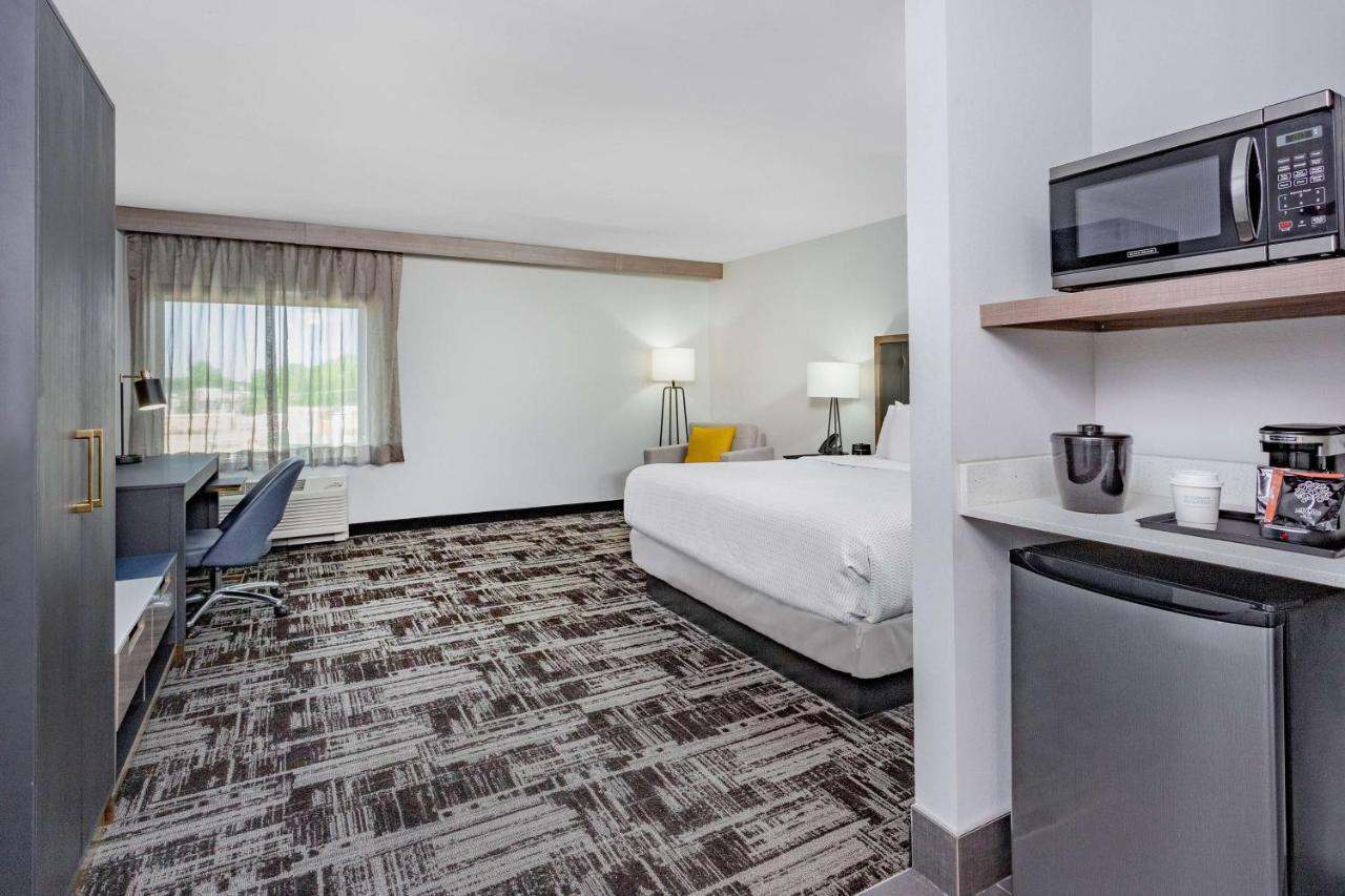 King Room with Roll-In Shower - Mobility Access/Non-Smoking