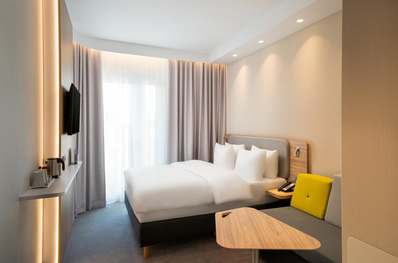 Standaard Kamer met Queensize Bed, Slaapbank en Uitzicht op de Bergen.