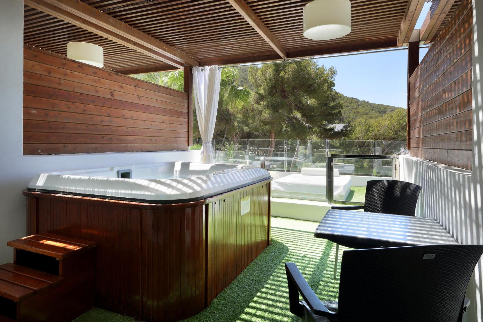 Deluxe Double Room Jacuzzi Terrace,1272430111:JPEG