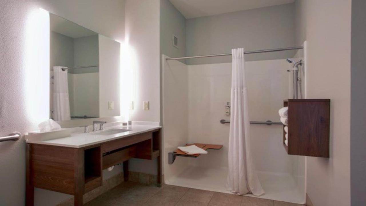 Queen Suite with Roll-In Shower - Disability Access