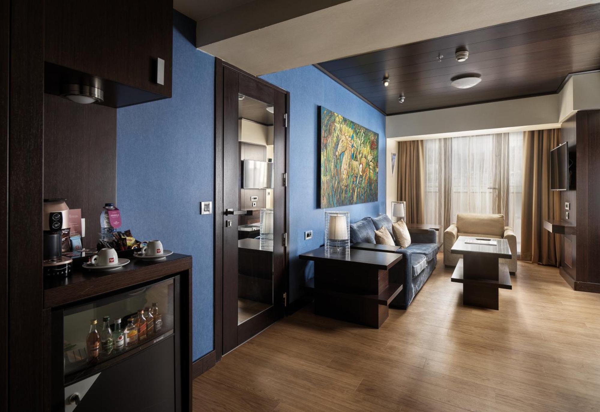 Executive Suite Smoking