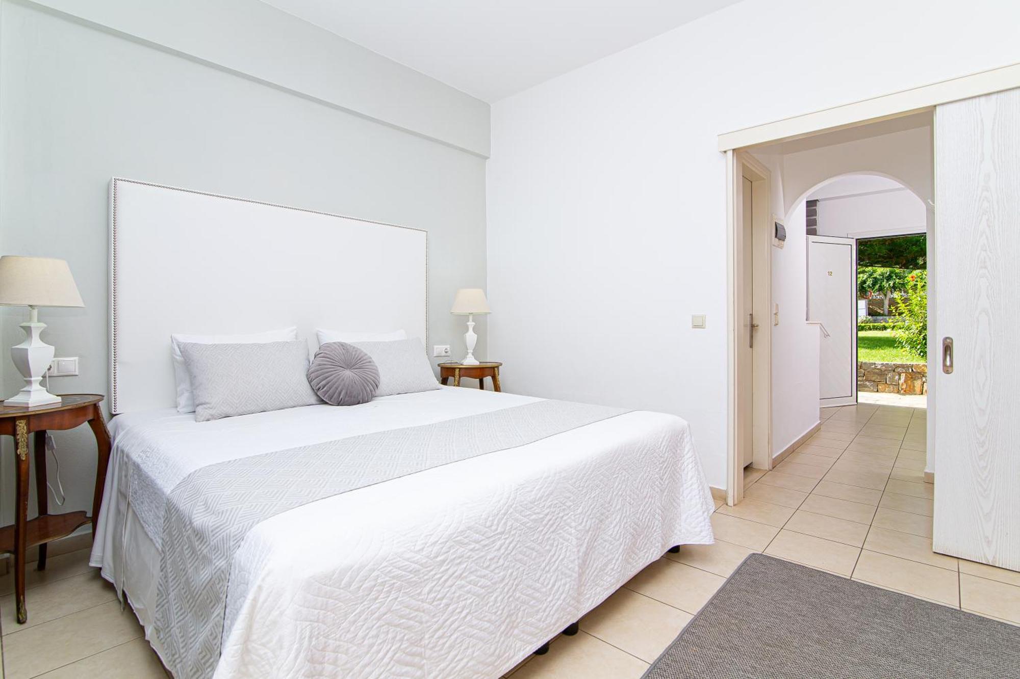 Luxury One-Bedroom Apartment Sea View