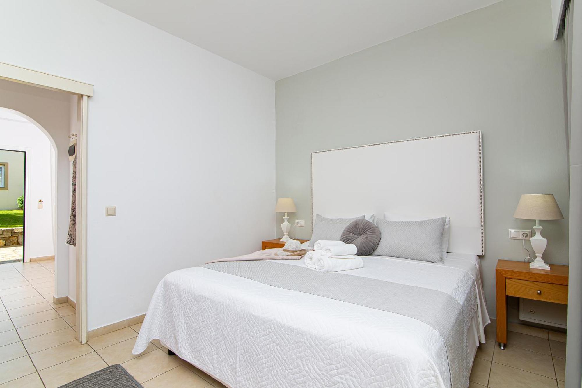 Luxury One-Bedroom Apartment Sea View