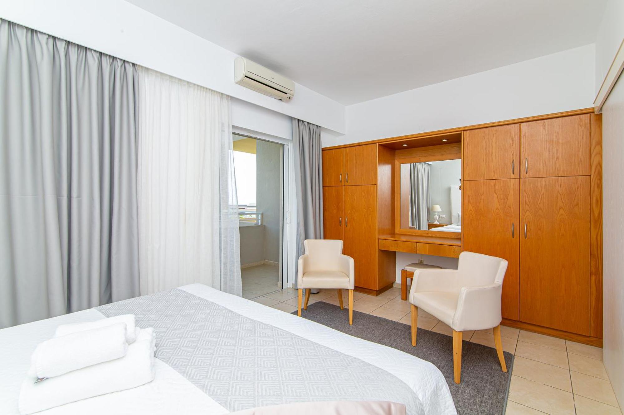 Luxury One-Bedroom Apartment Sea View