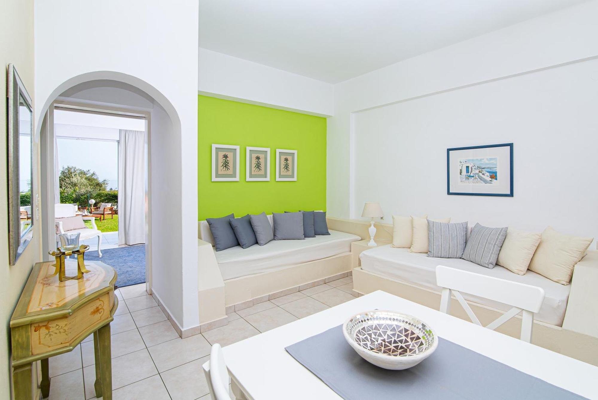 Luxury One-Bedroom Apartment Sea View