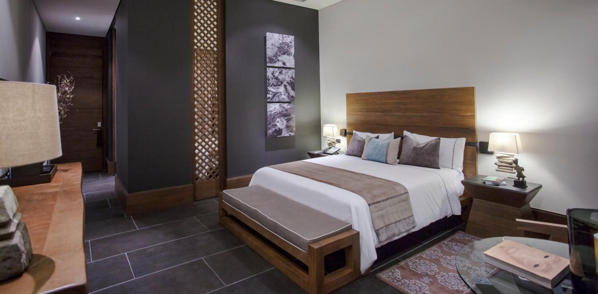 Habitación con cama extragrande y vistas al jardín