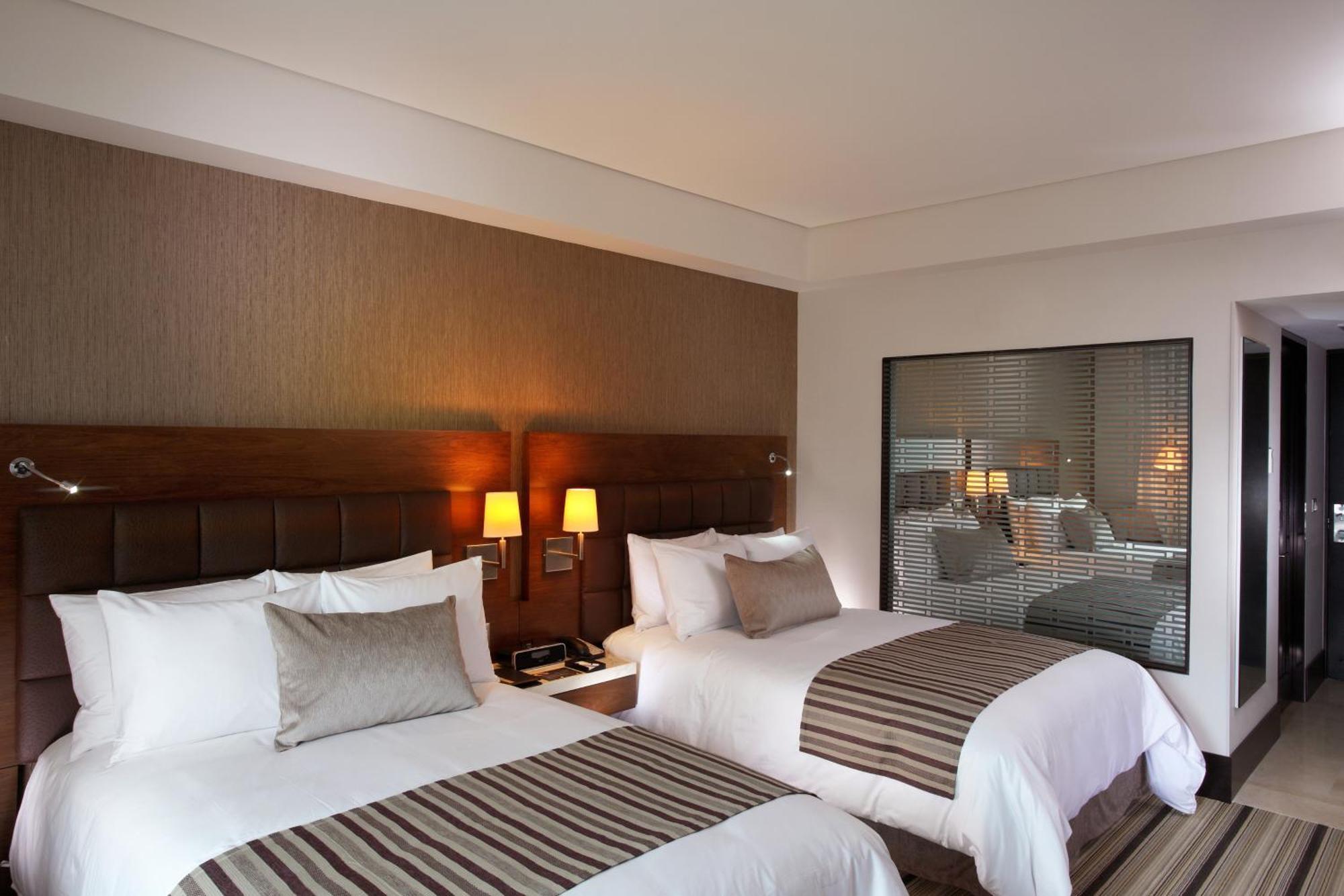 Deluxe Zimmer mit 2 Doppelbetten und Stadtblick