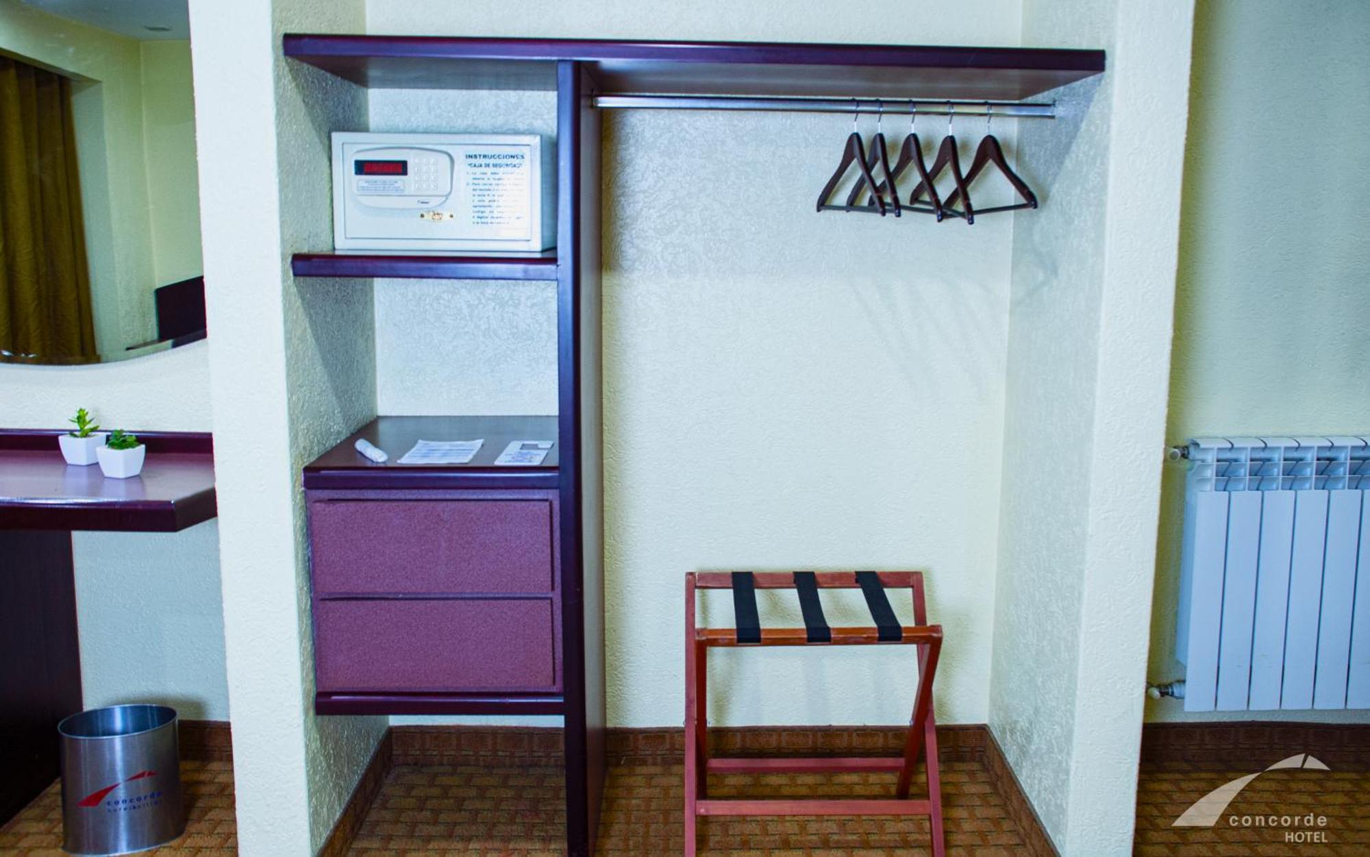 Habitación con cama extragrande.
