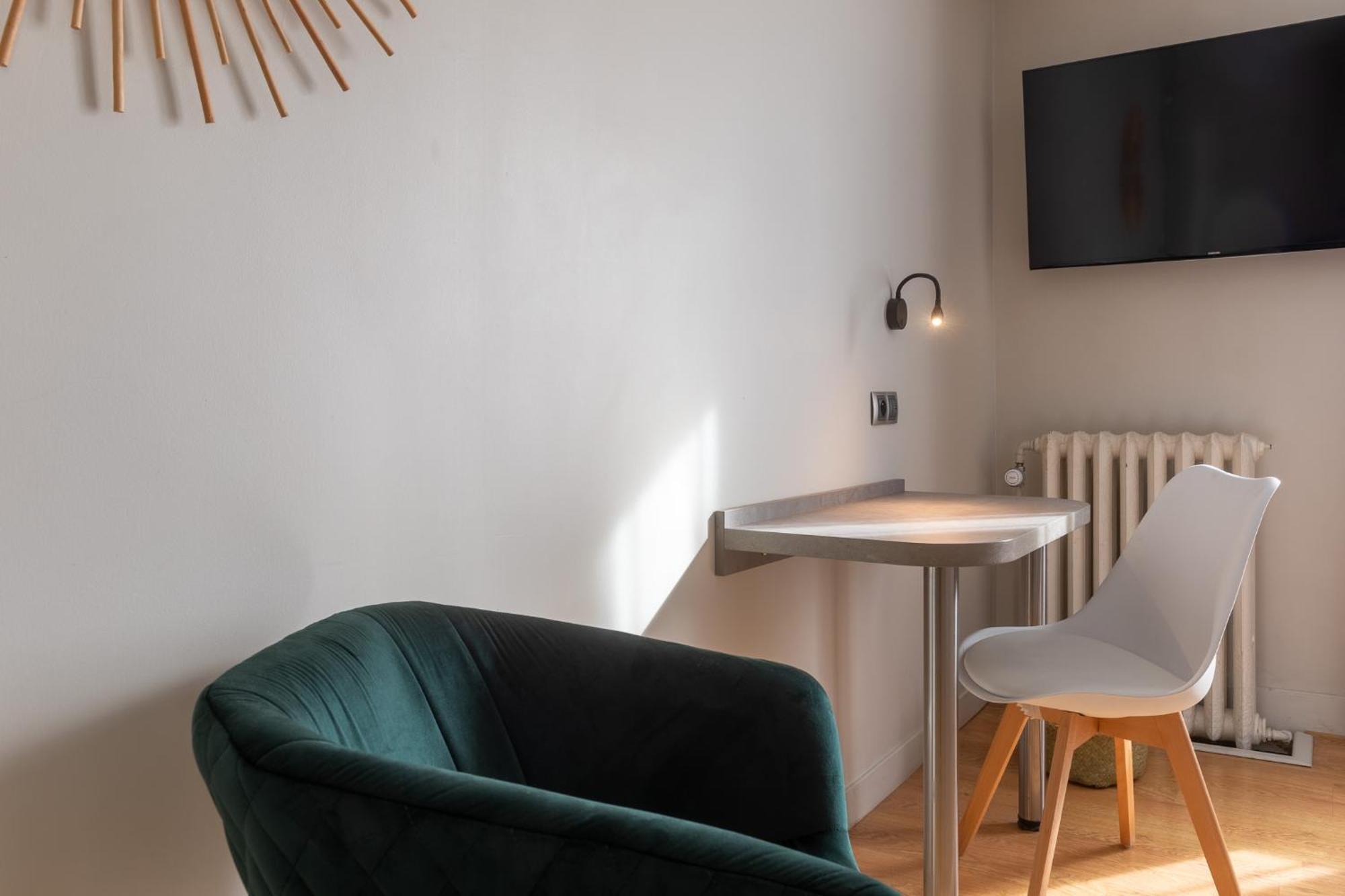 Large Double Room,1273742629:JPEG