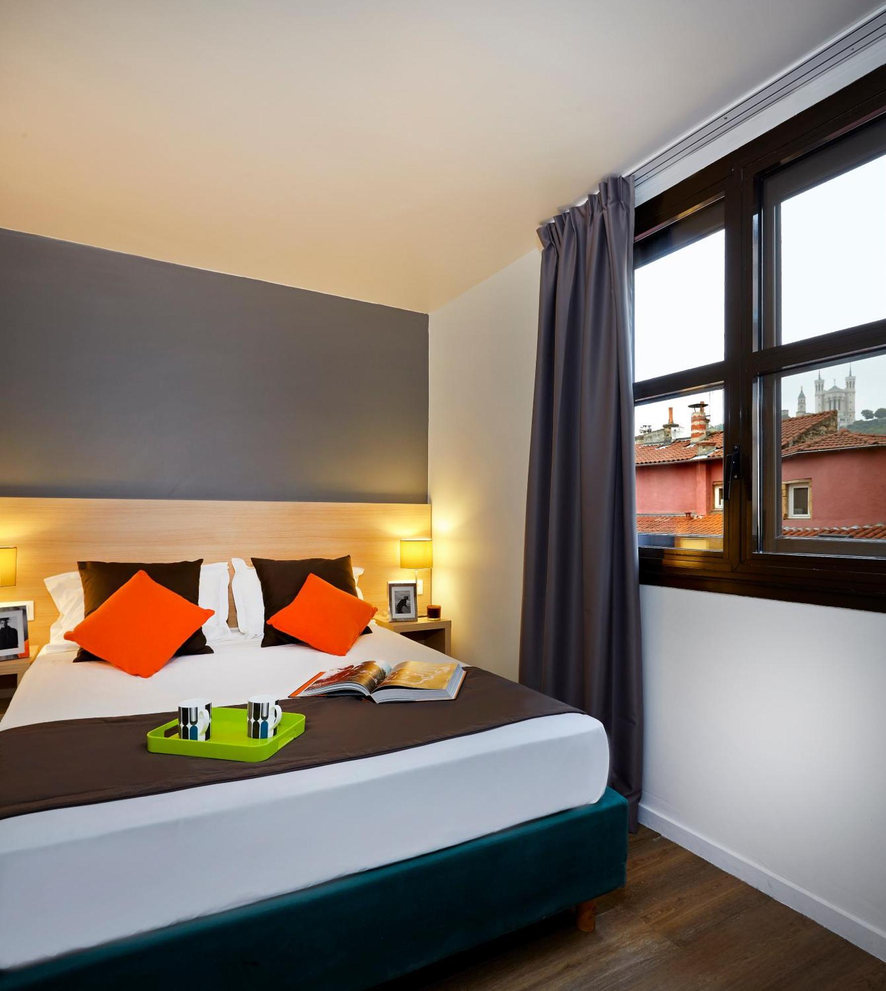 Deluxe One-Bedroom Apartment Air Conditioning