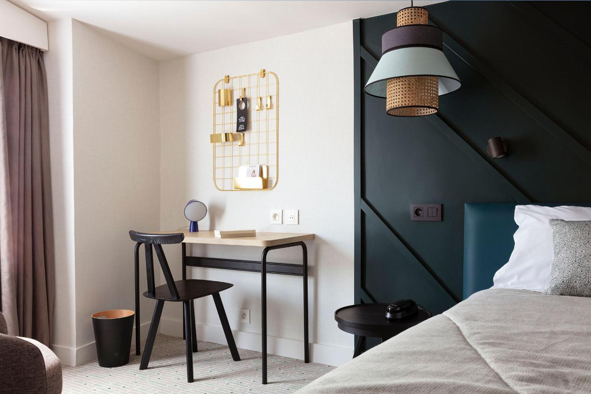 Communicating Rooms