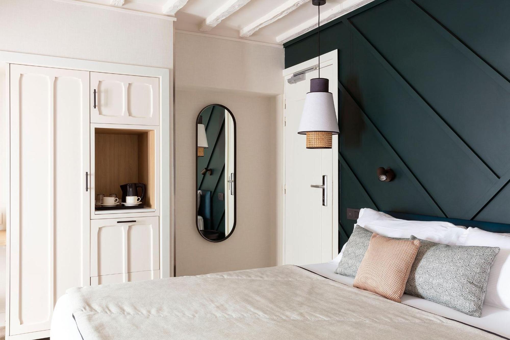 Communicating Rooms