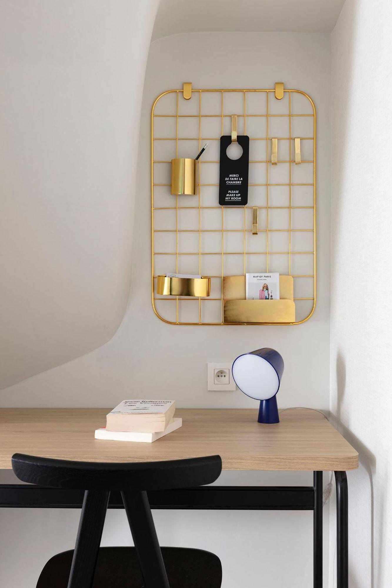 Communicating Rooms