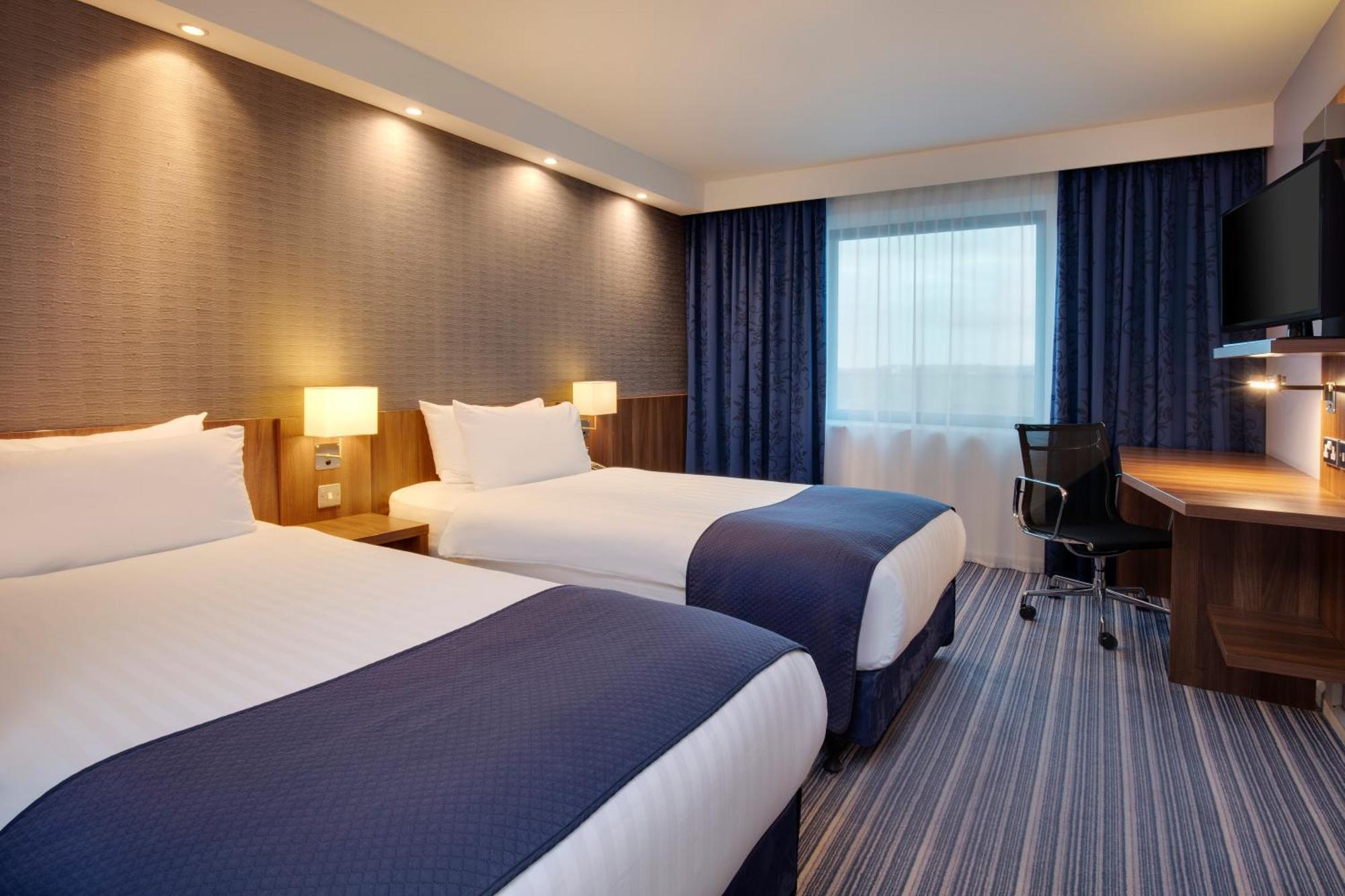 Standard Twin Room with Free Hot Breakfast - Accessible