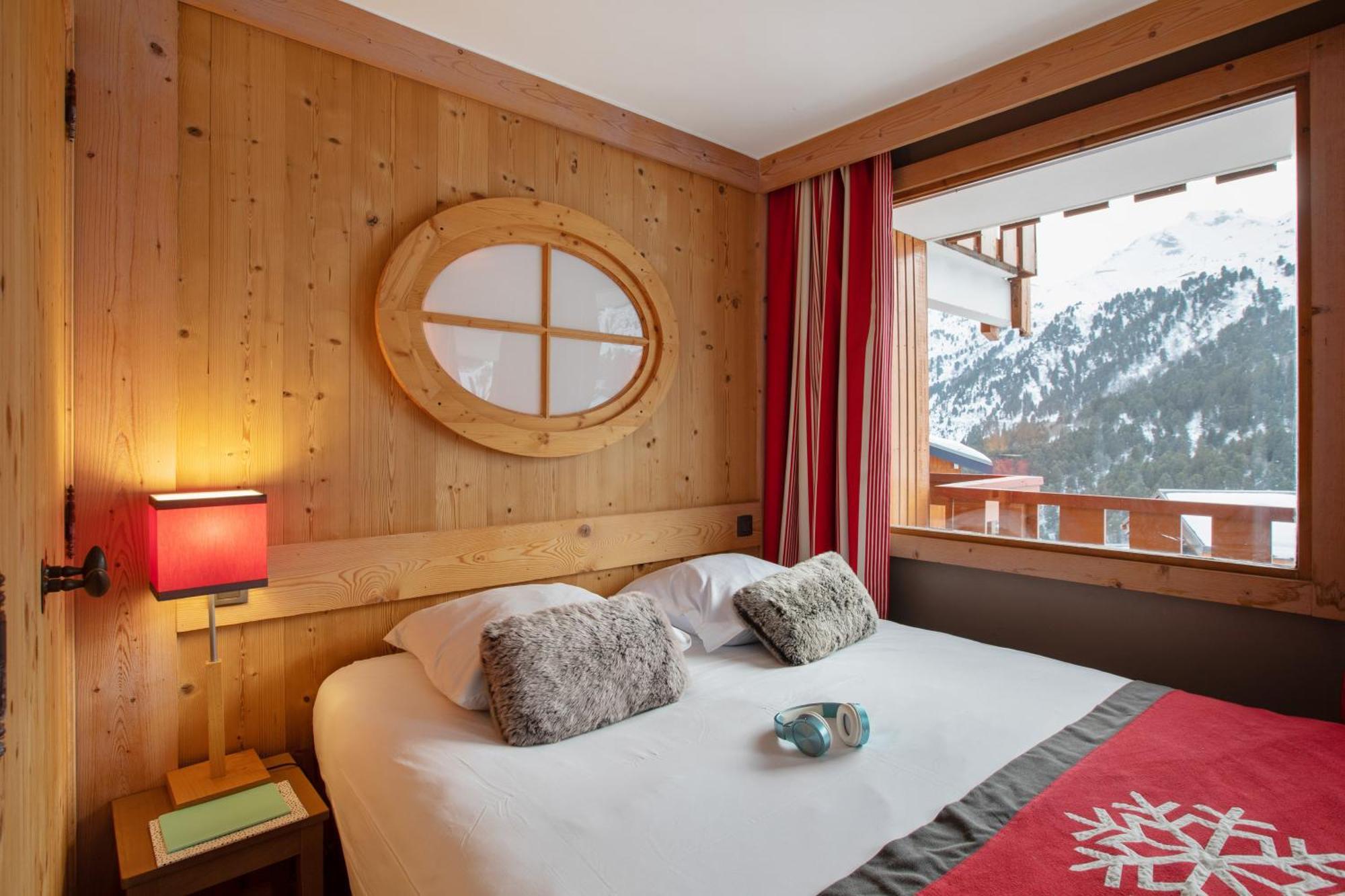One-Bedroom Apartment with Sleeping Alcove (6 People)