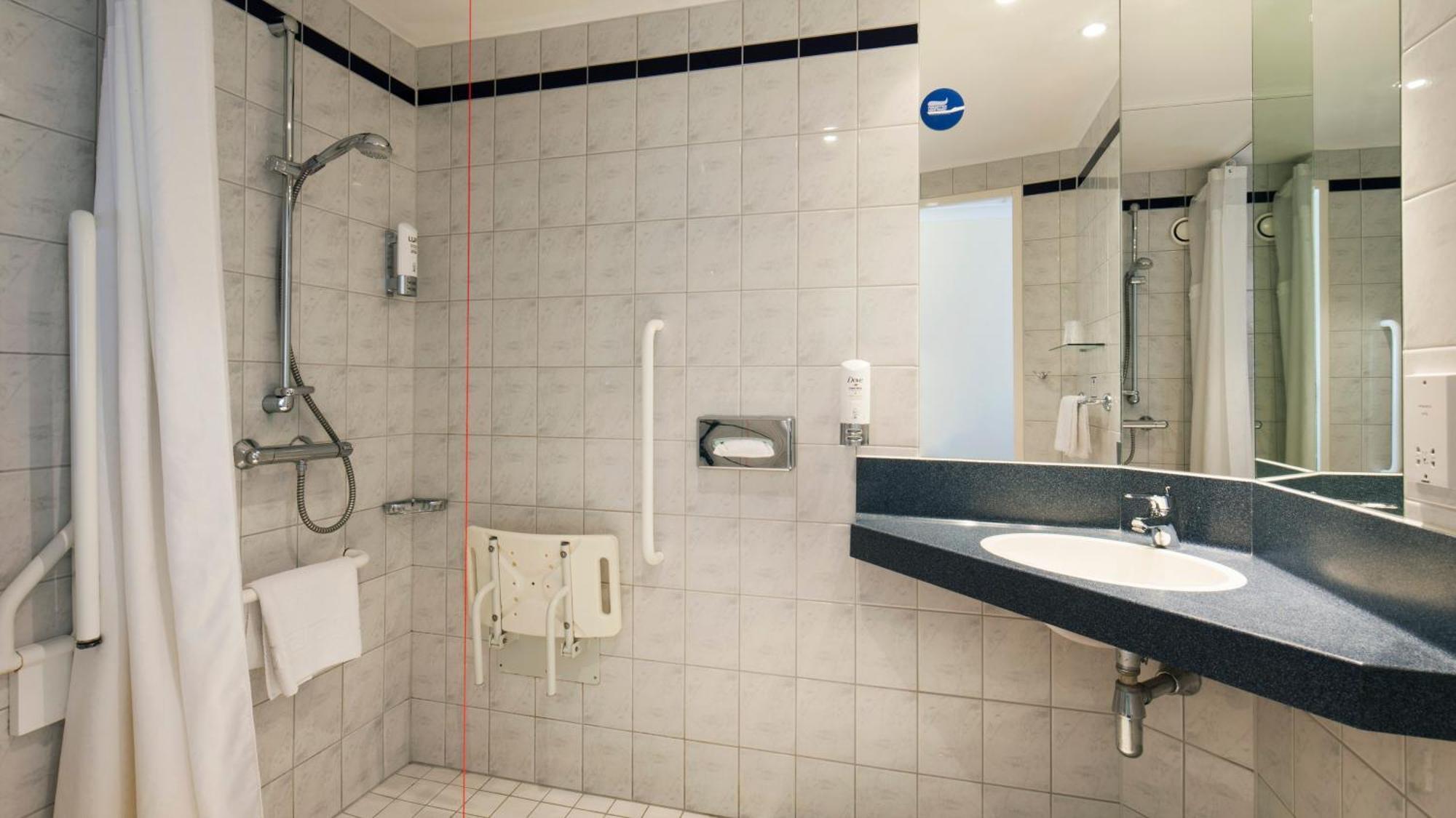 Standard King Room with Free Hot Breakfast - Accessible