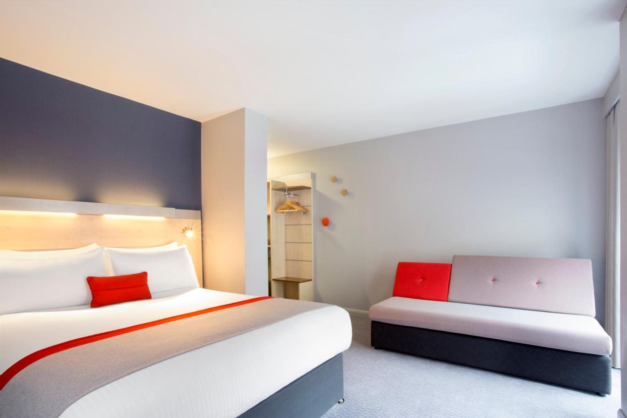 Standard Doppelzimmer mit Einzelschlafsofa – mit kostenlosem warmen Frühstück