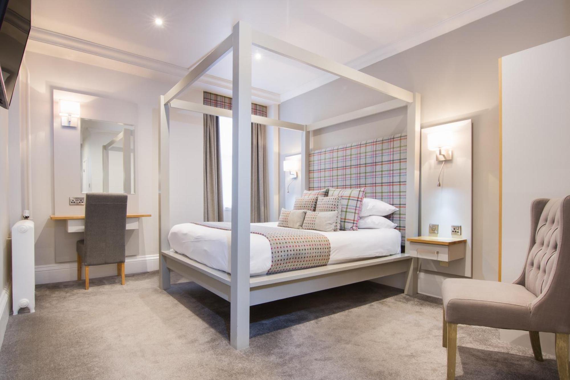 Quarto Duplo com Cama com Dossel