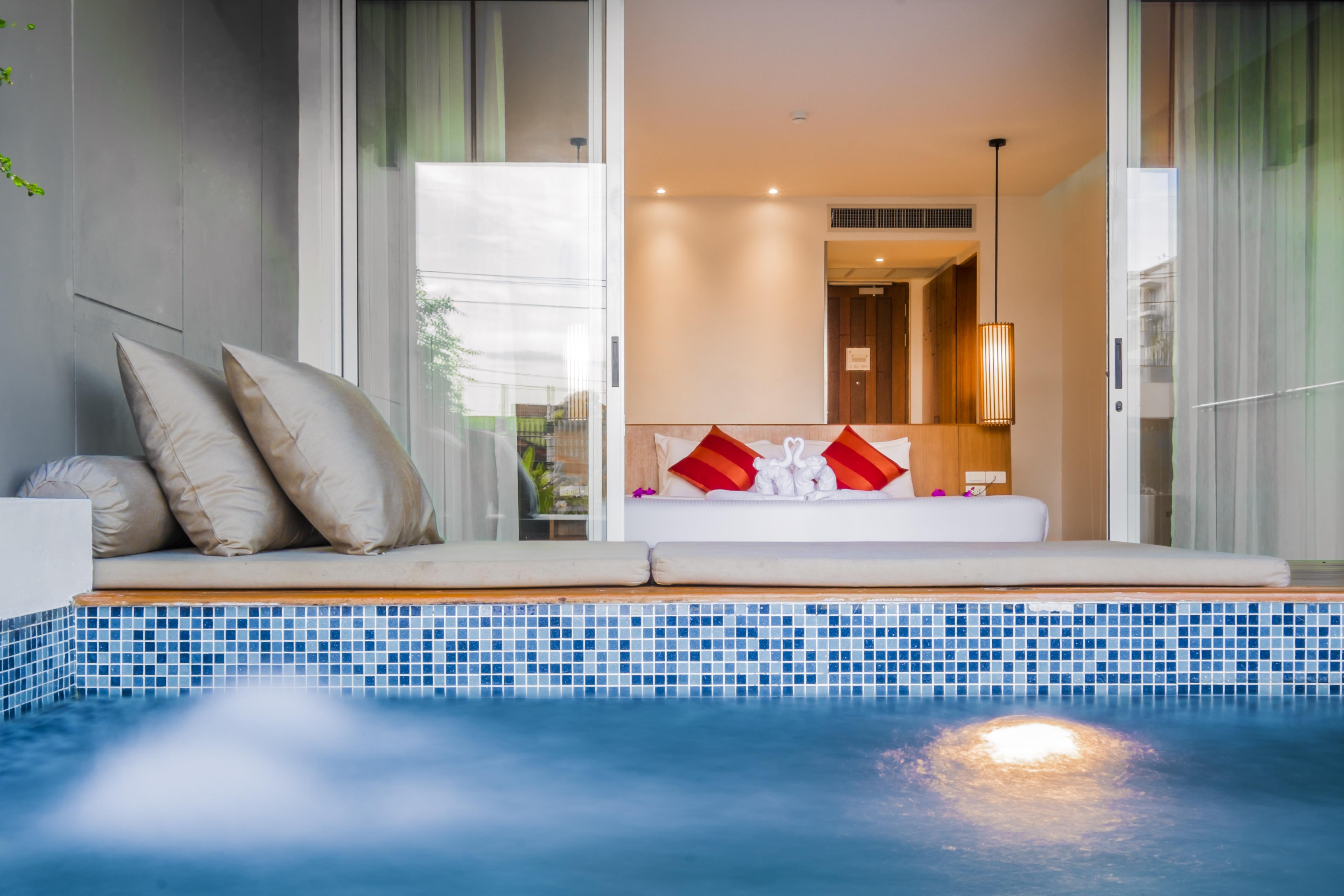 Deluxe Pool Access