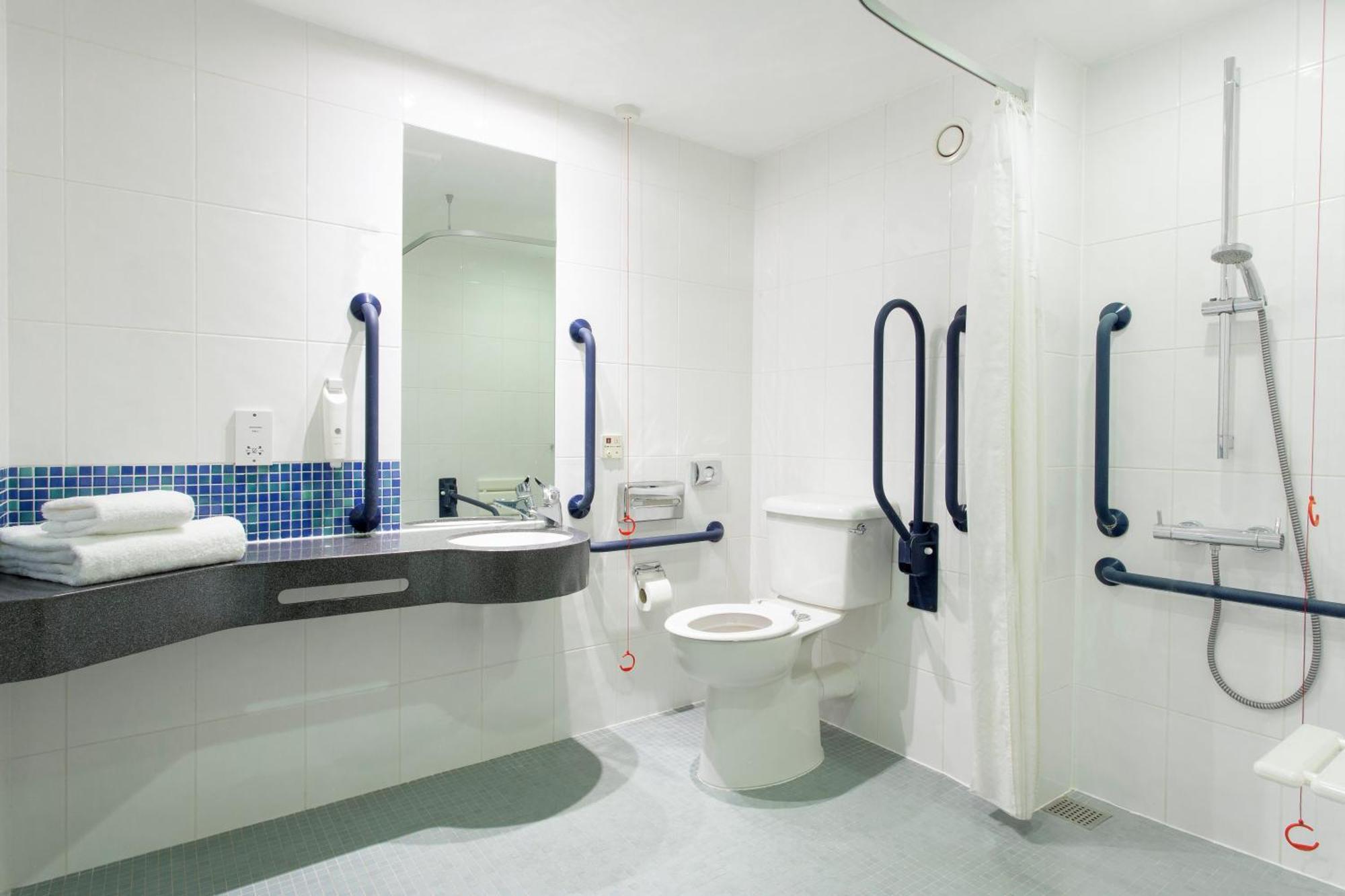 Standard Twin Room with Free Hot Breakfast - Accessible