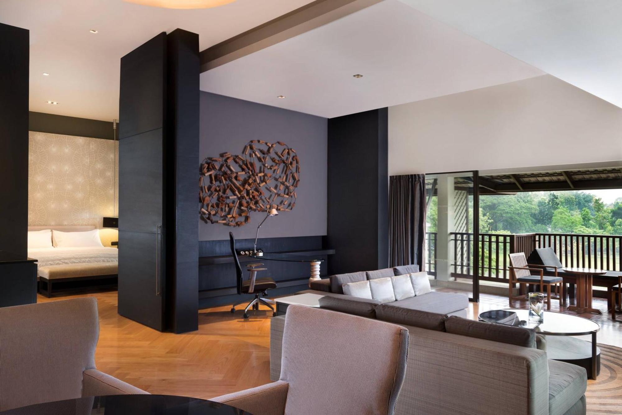 Grande Suite, 1 Bedroom Suite, 1 King, Pool view, Balcony