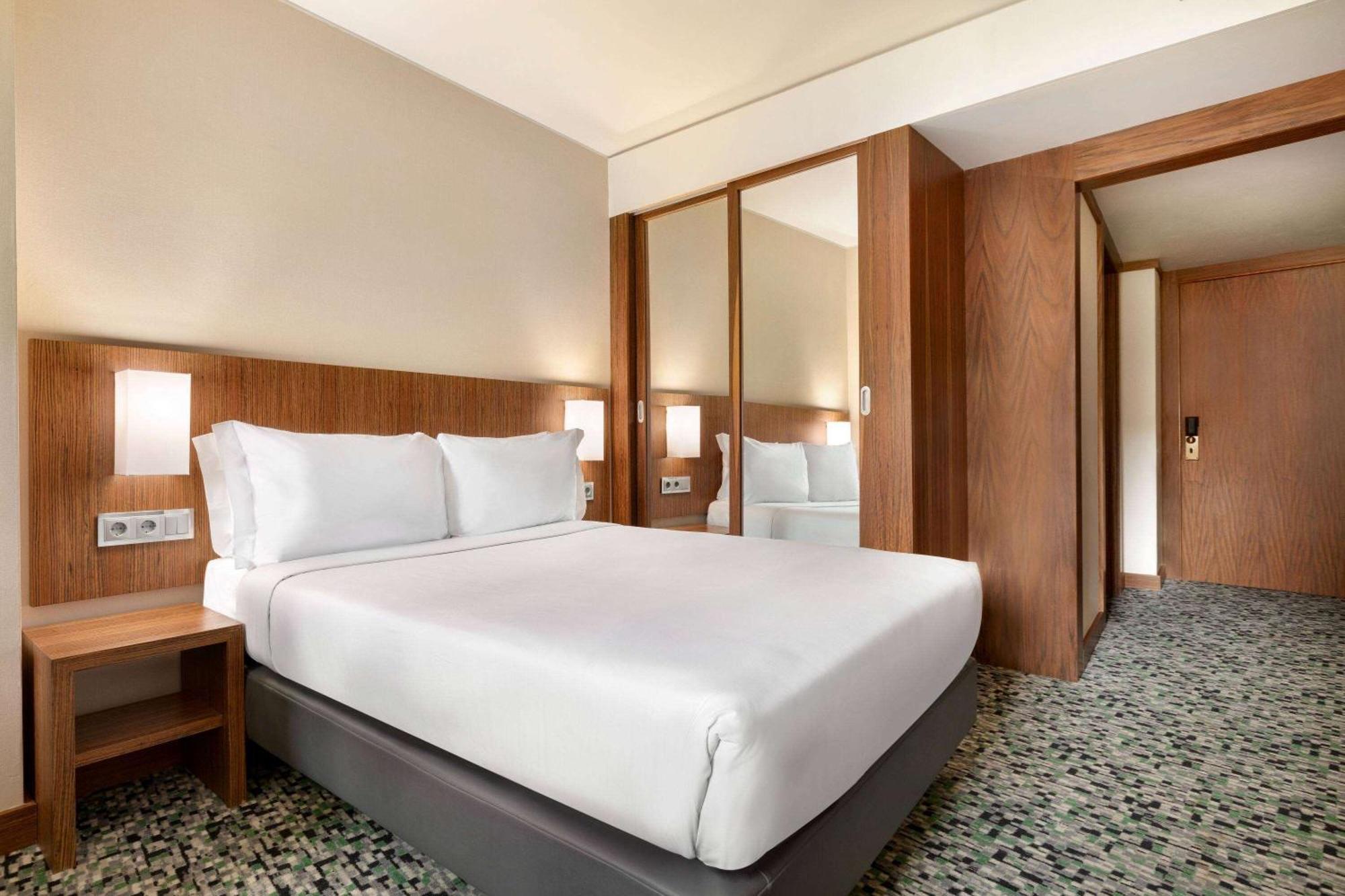 1 Queen Bed, Mobility Accessible Room, City View, Non-Smoking