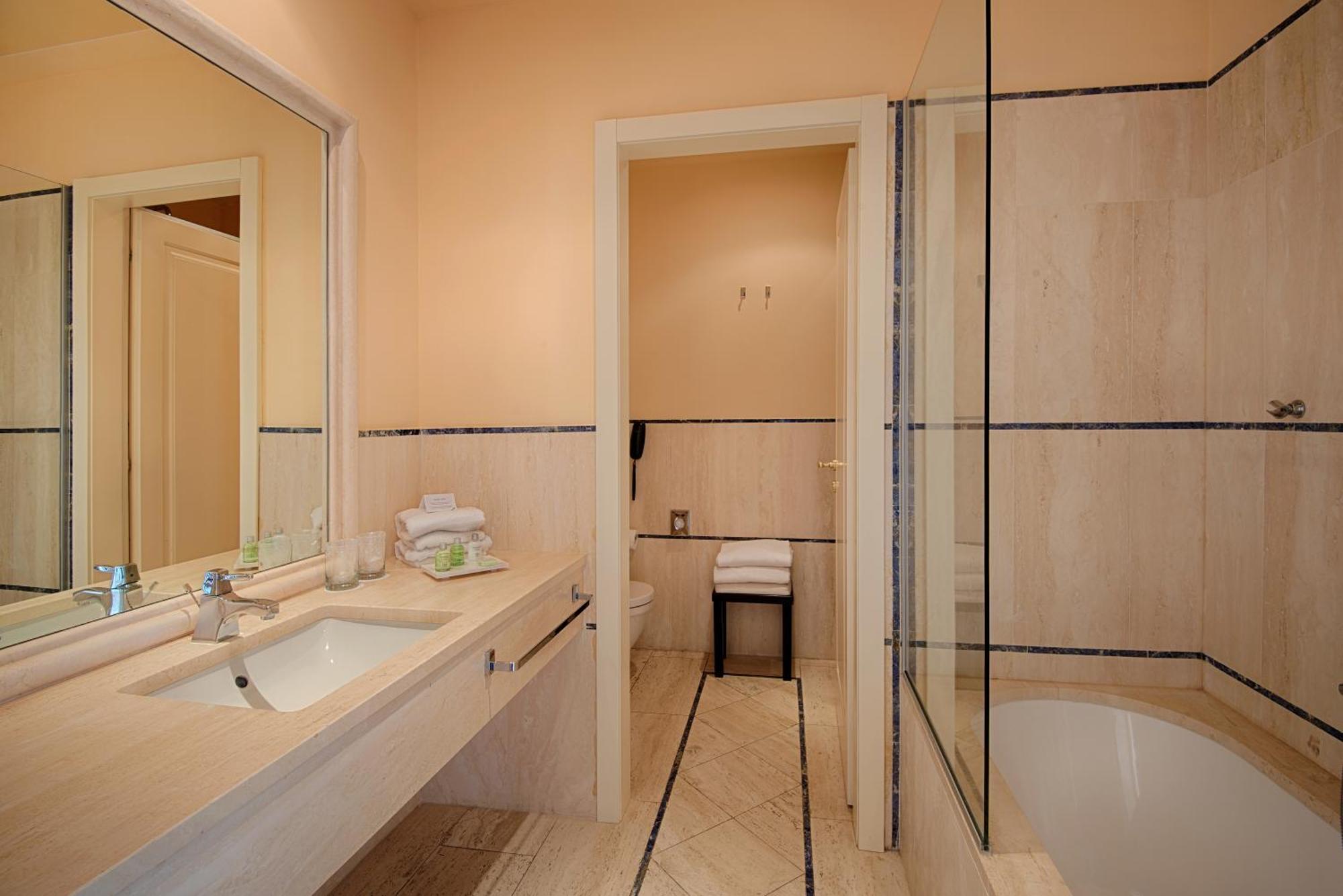 Junior Twin/King Suite with Sea View