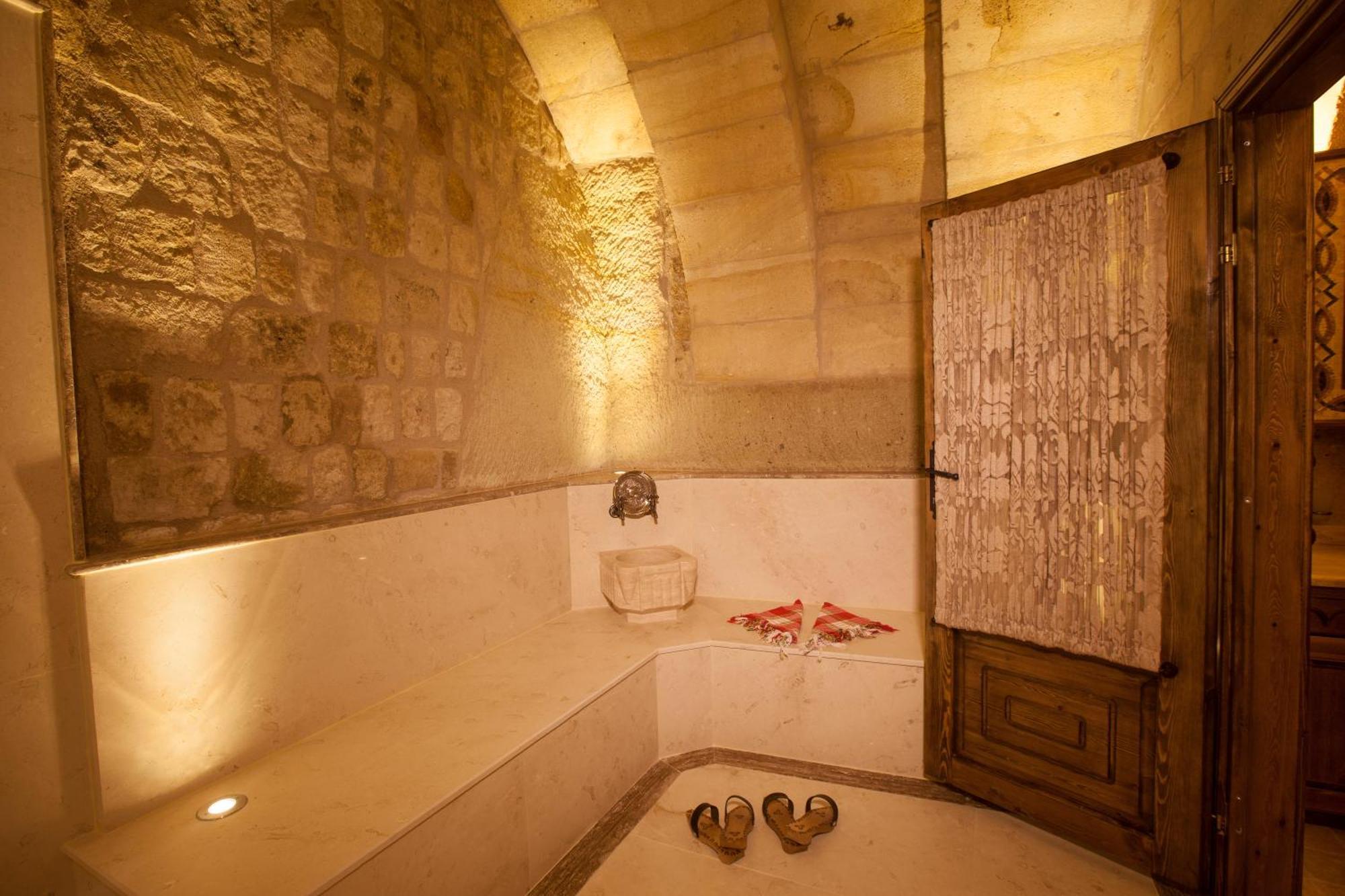 Royal Cave & Pool Suite