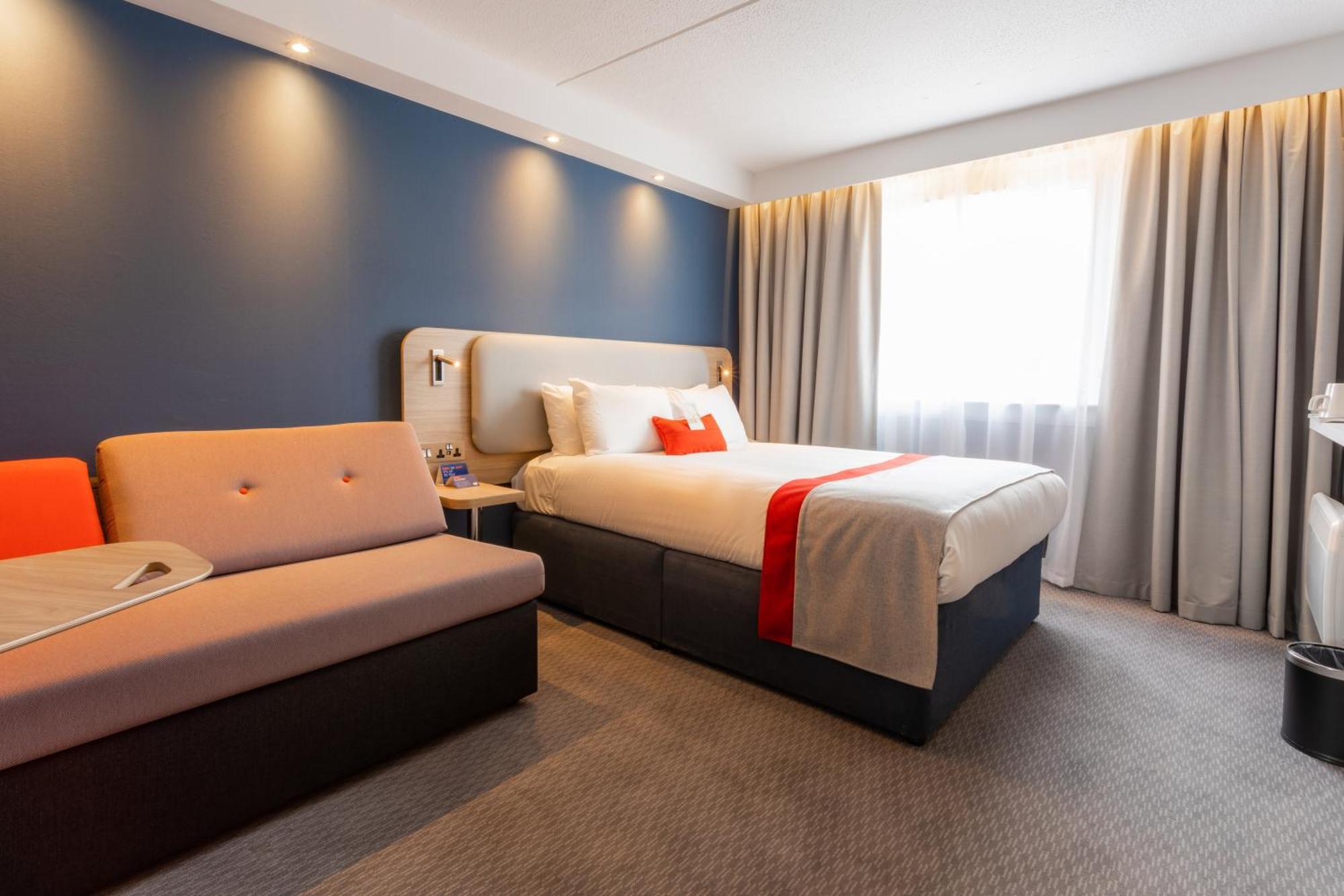 Standard Doppelzimmer mit Einzelschlafsofa und kostenlosem warmen Frühstück