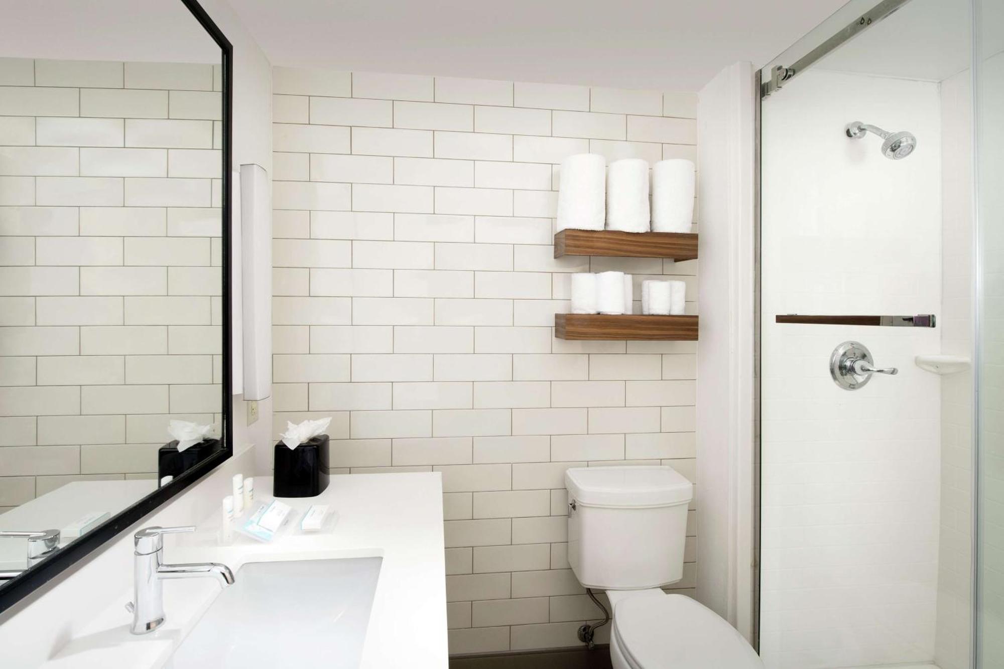 Habitación con cama extragrande.