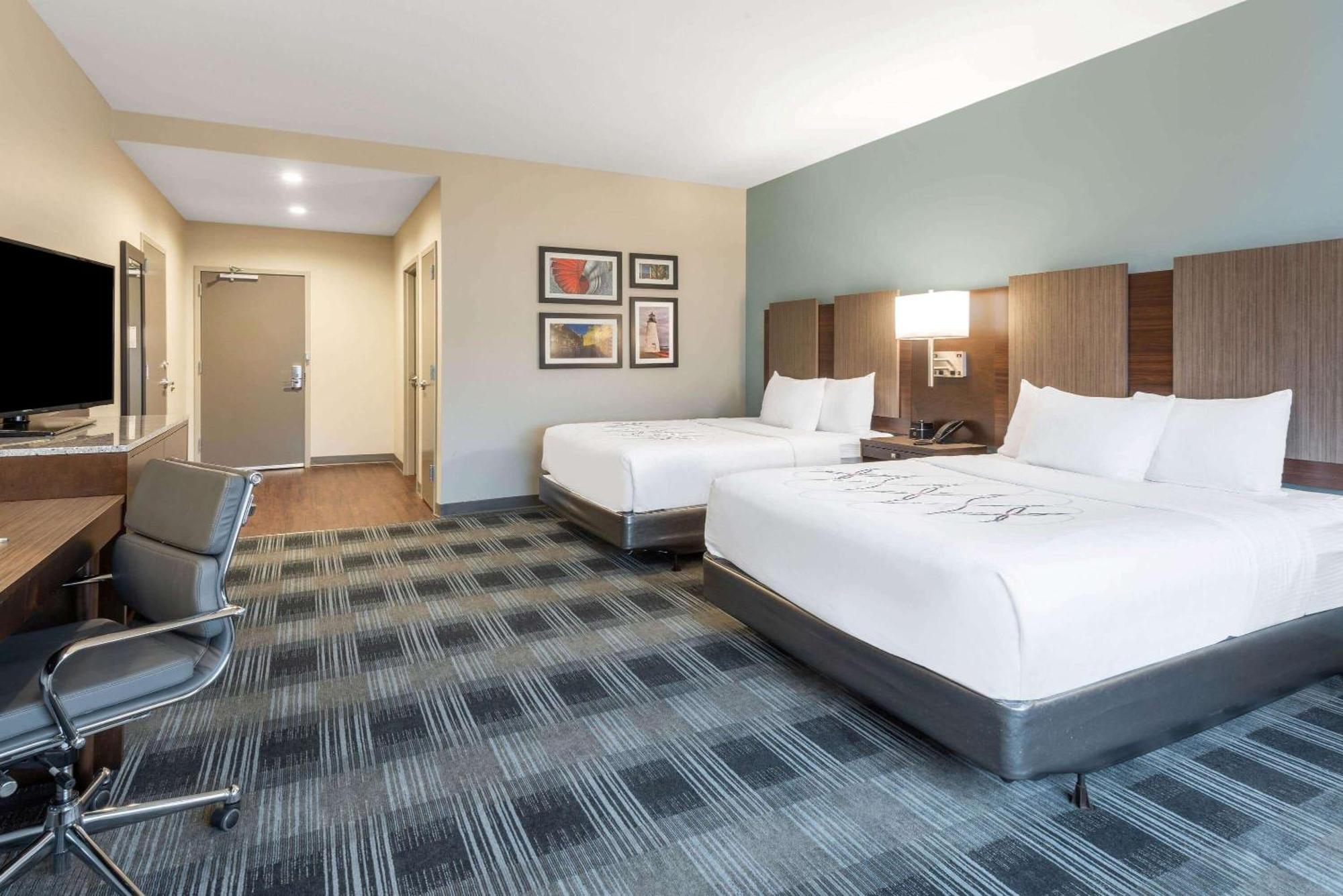 Queen Room with Two Queen Beds and Bath Tub - Mobility Accessible/Non-Smoking
