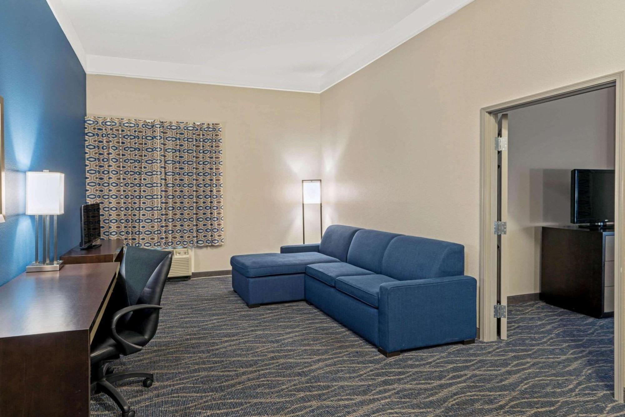 One-Bedroom King Suite - Non-Smoking