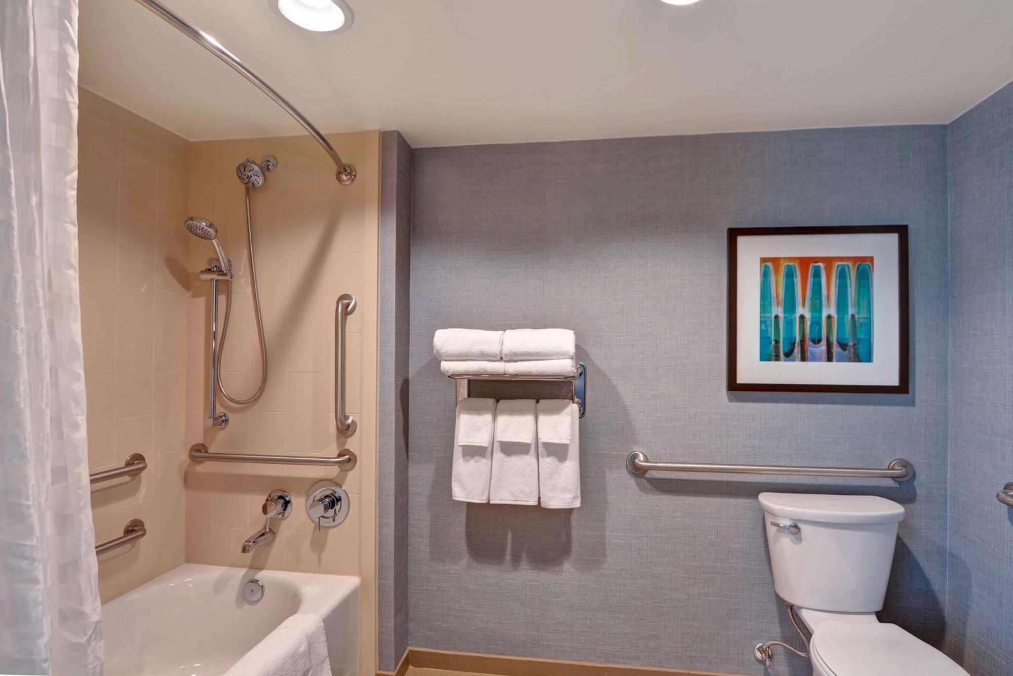 Habitación con cama extragrande y bañera adaptada - Adaptada para personas de movilidad reducida