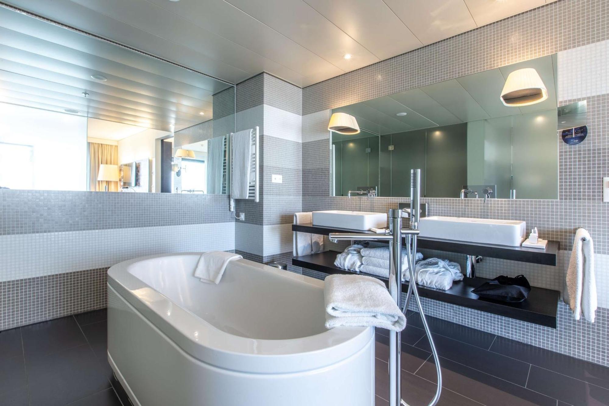 Suite with Airfield View