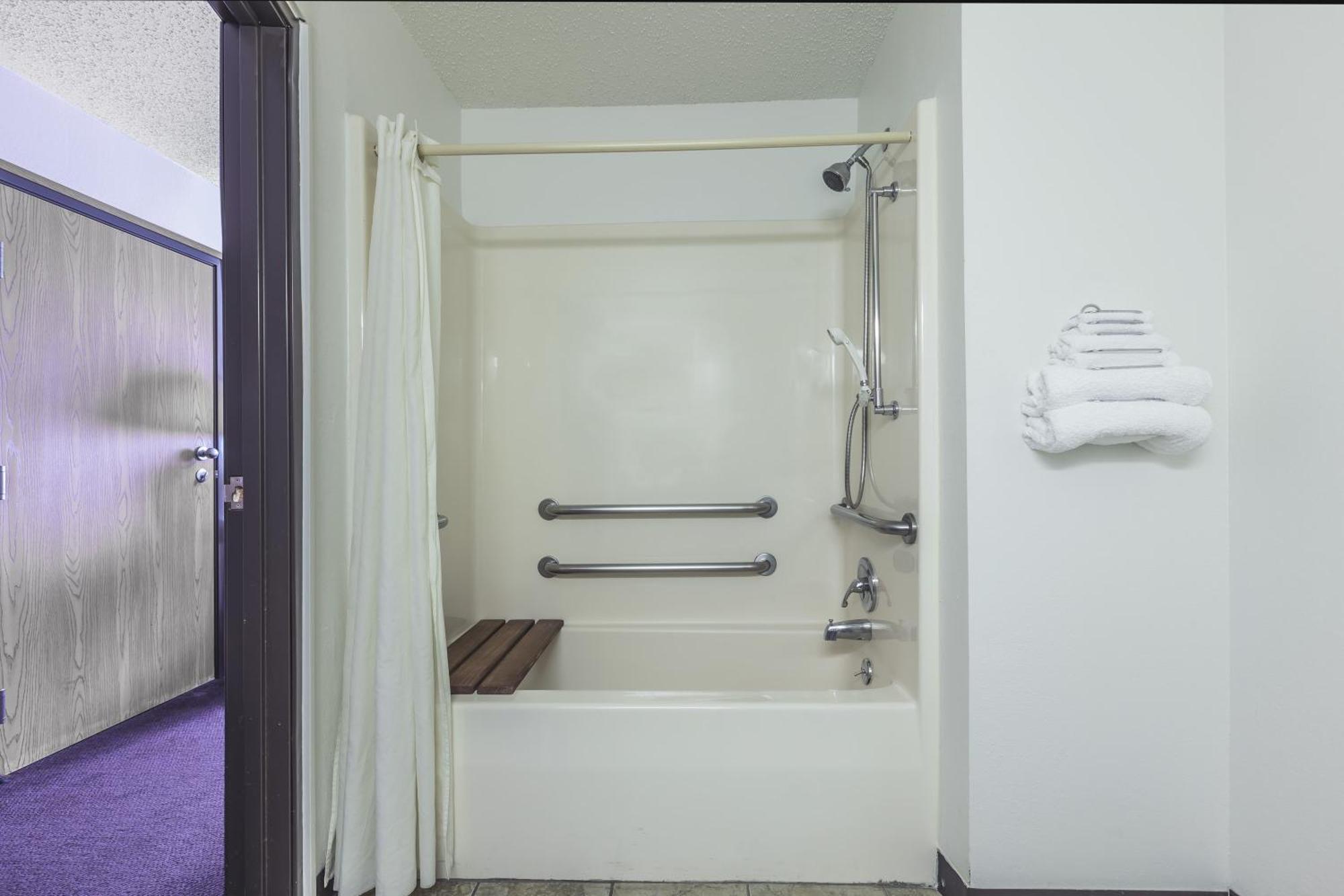King Room with Bath Tub - Mobility Accessible/Non-Smoking