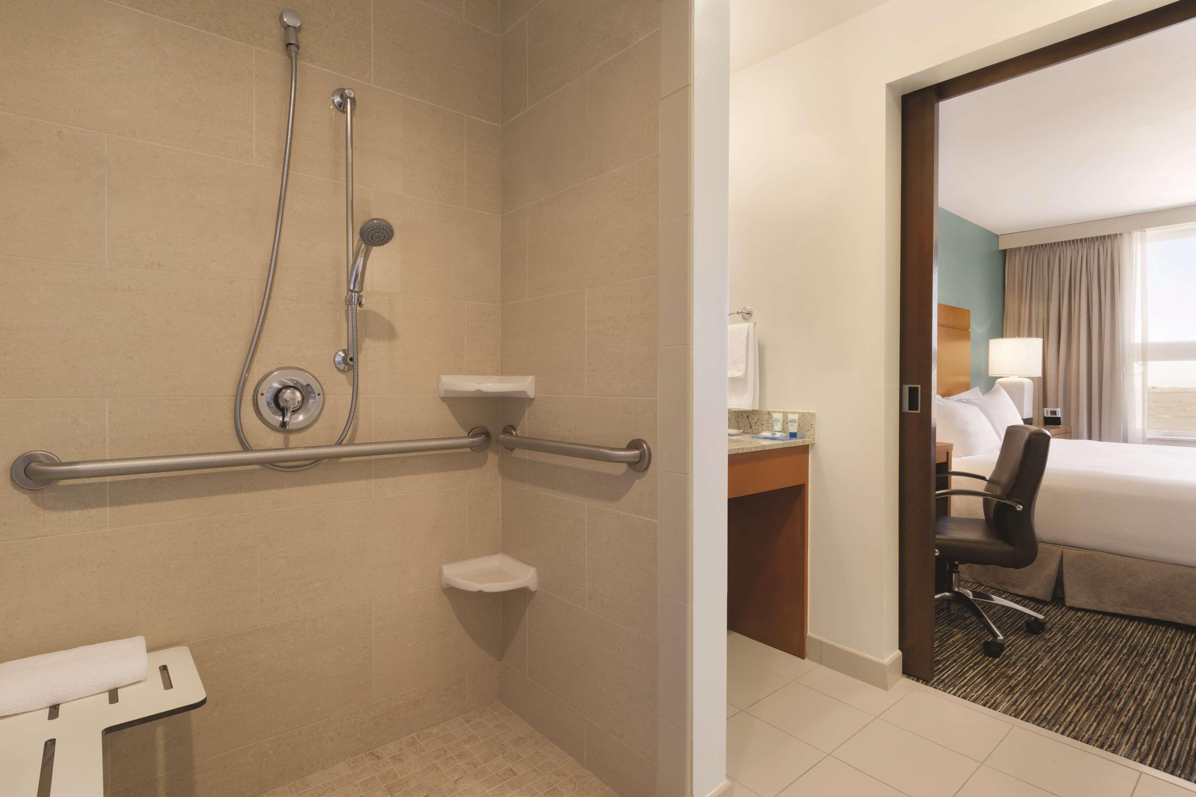 Estudio con cama extragrande y ducha a ras de suelo -Adaptada para personas de movilidad reducida