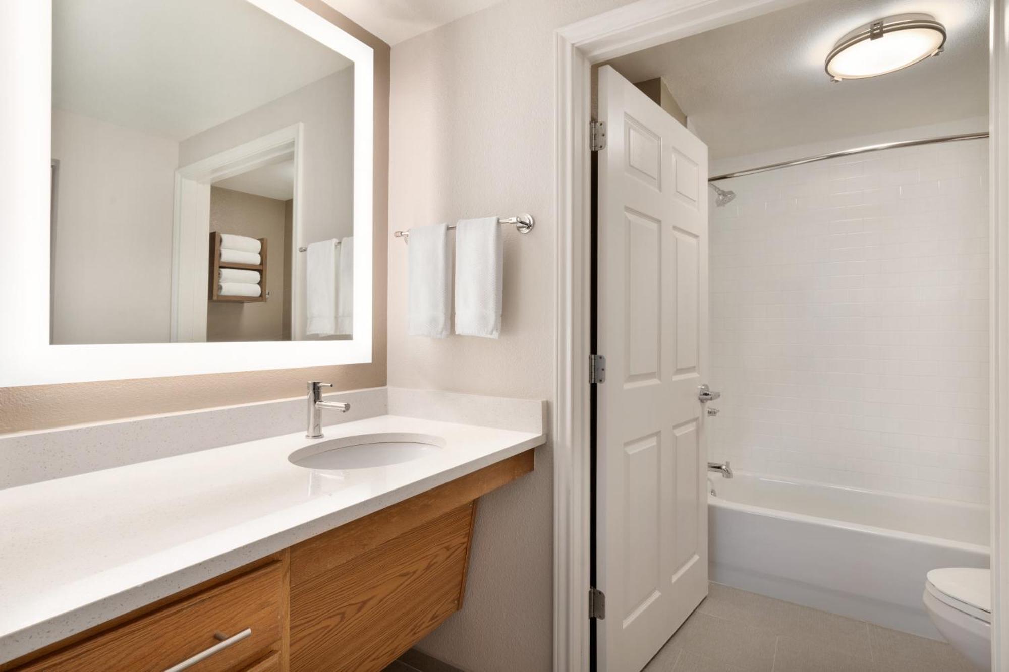 Suite de 1 dormitorio con vistas a la ciudad - 1 cama grande