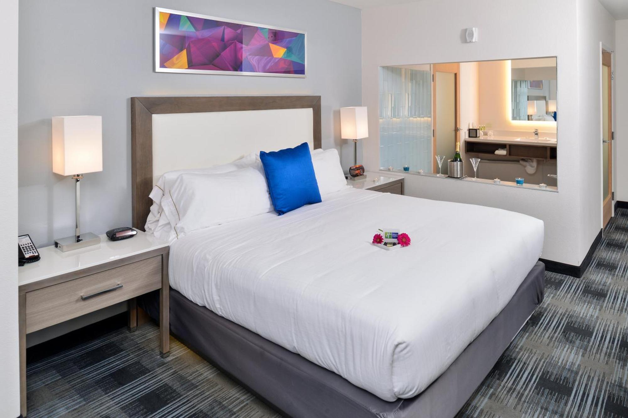 Suite con bañera de hidromasaje y cama extragrande