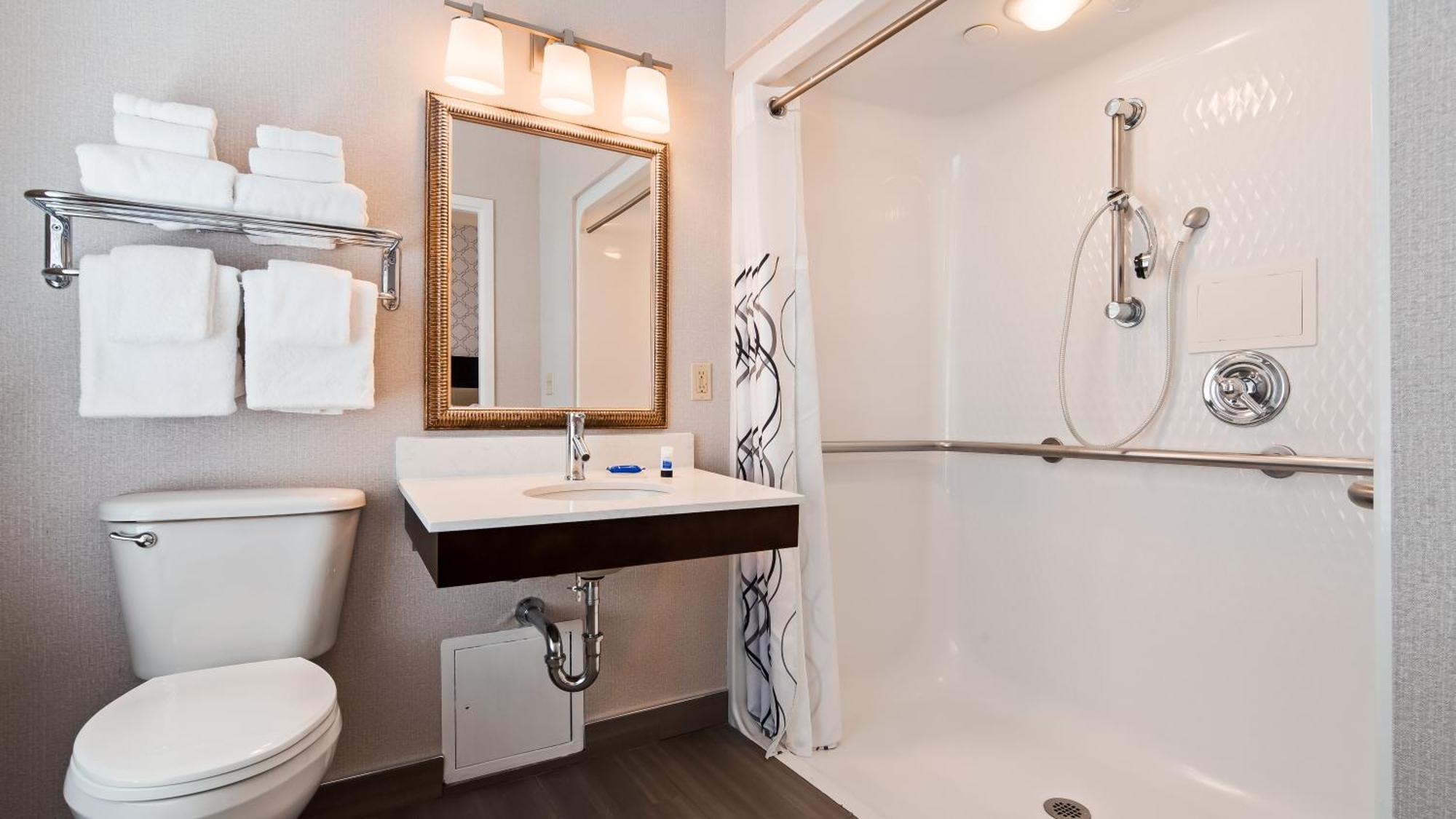 Quarto com 2 Camas de Casal e Banheiro Adaptado - Acesso para Hóspedes com Mobilidade Reduzida