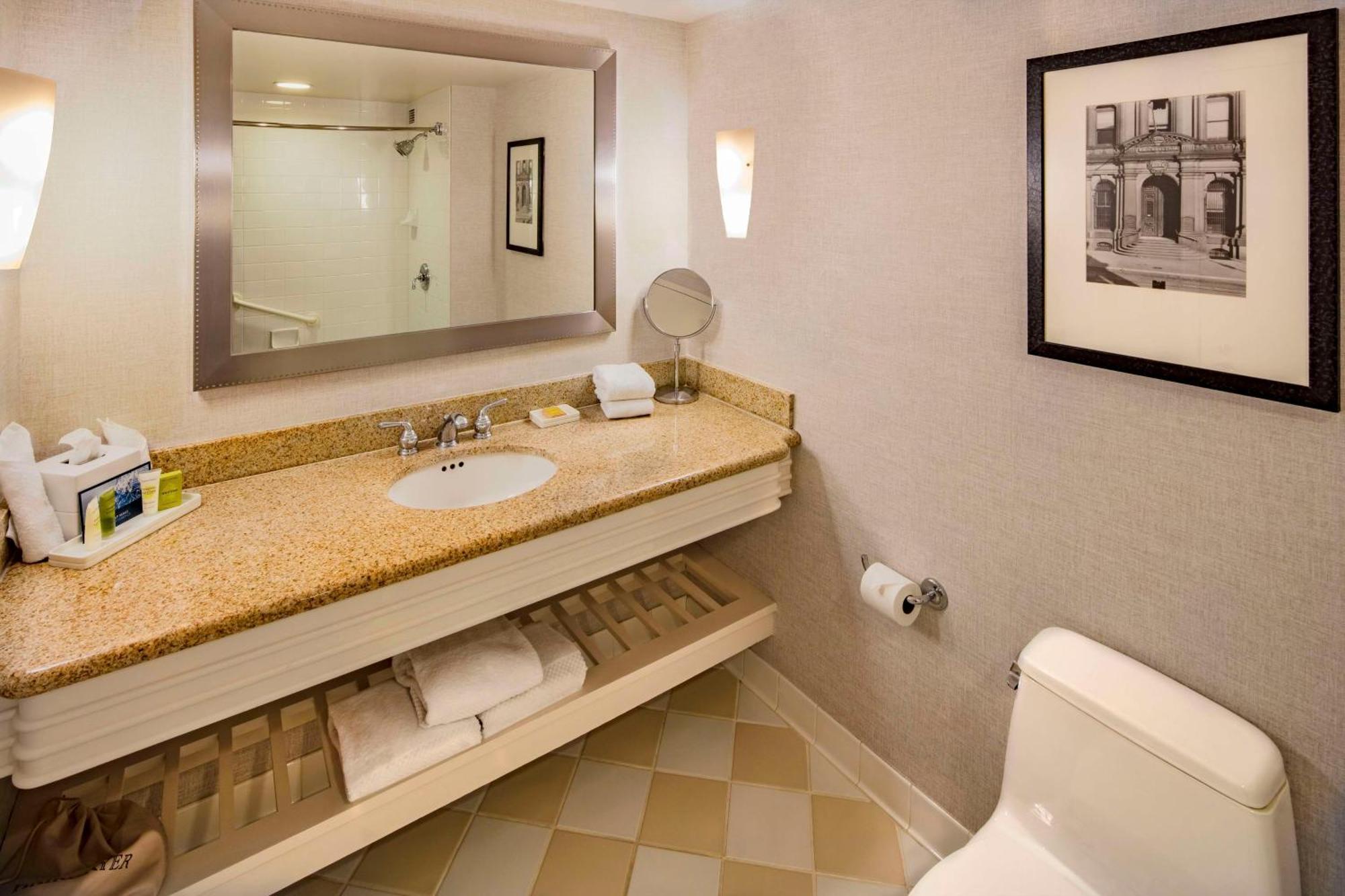 Habitación con cama extragrande.