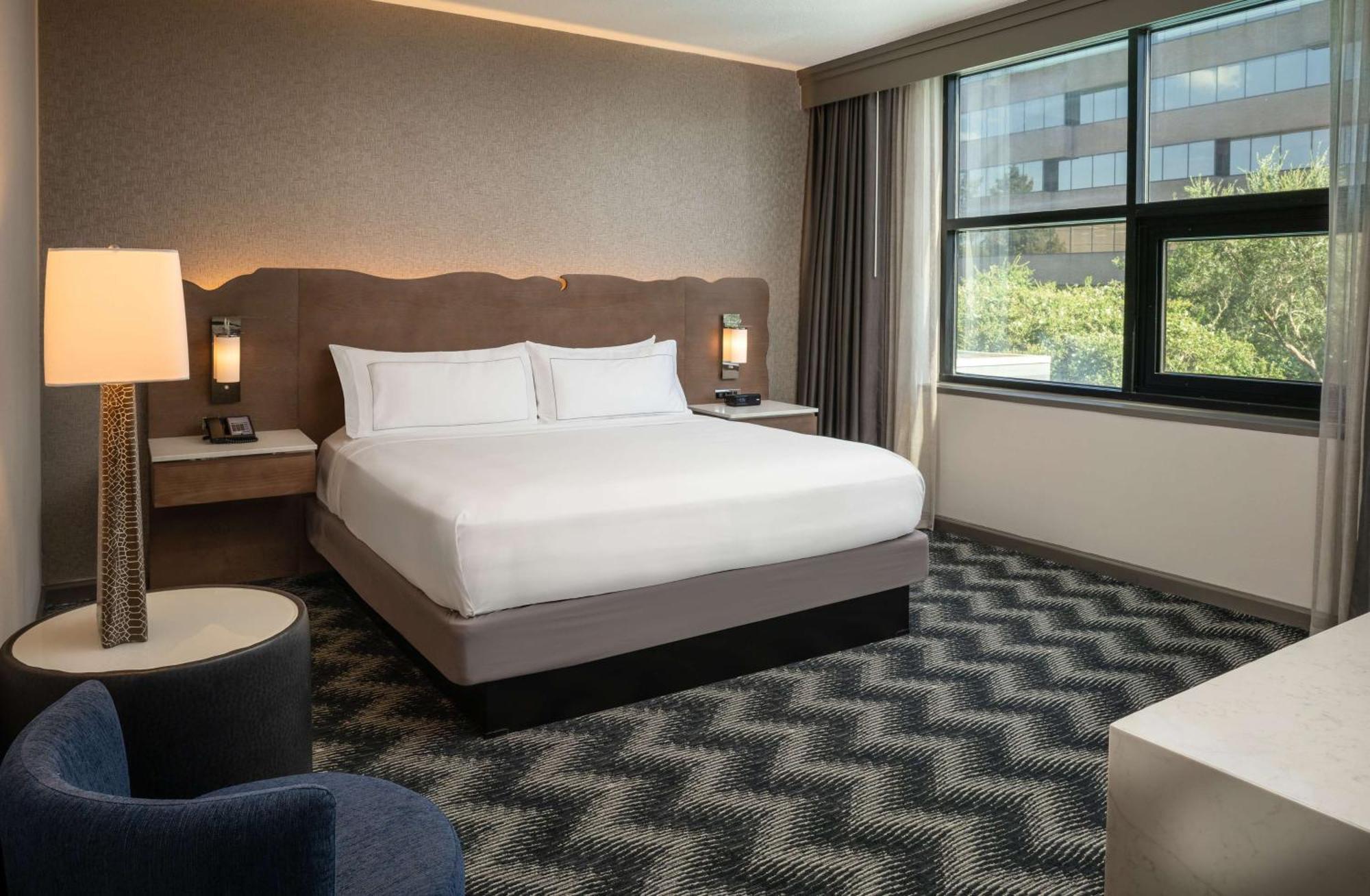 Suite Junior con cama extragrande y zona de estar